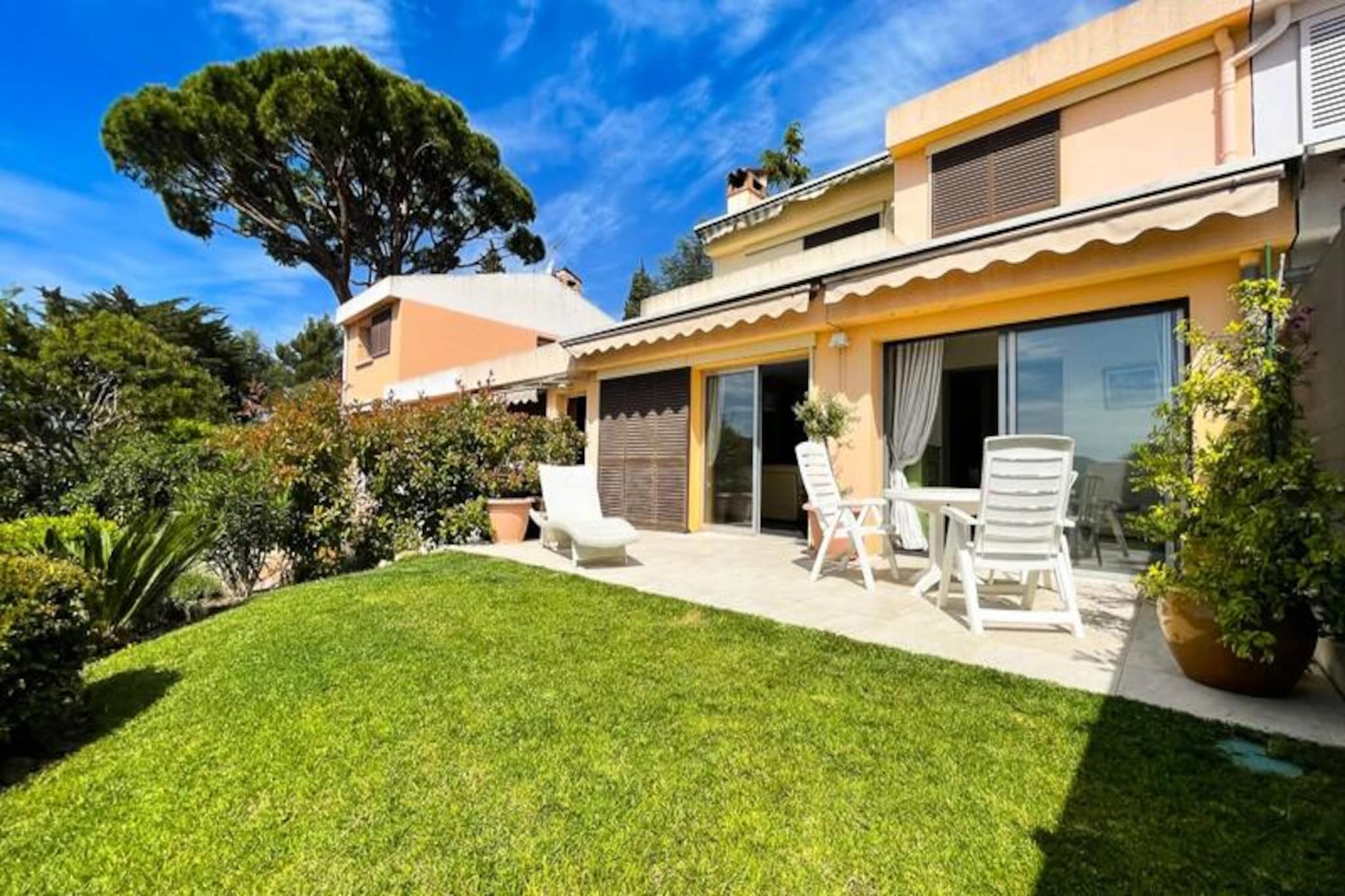 Residential Villa with Pool in Mandelieu