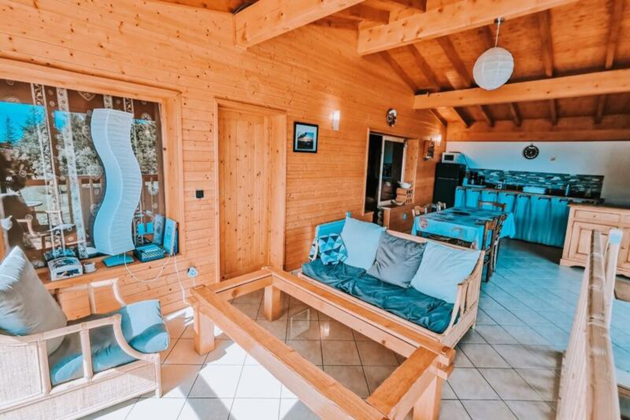 This charming chalet is located at the summit of Revard and can accommodate up to 10 guests. It features four cozy bedrooms, including two rooms with double beds and two additional rooms, one with a double bed and the other with a set of two single beds. The warm and inviting living room, complete with a wood stove, creates the perfect atmosphere for relaxation. The chalet is not pet-friendly, ensuring a quiet environment for families. It also provides two bathrooms with toilets for added convenience.
Situated just a short walk from the Revard lookout point and paragliding launch site, this chalet offers spectacular mountain views that will captivate you from the moment you arrive. The property is located 1500 meters above sea level in the heart of the Bauges Regional Natural Park, surrounded by hiking trails and outdoor activities. The area is ideal for nature lovers, with a peaceful setting that allows guests to escape from the hustle and bustle. Nearby, you will find charming cafes and markets in the local village, perfect for exploring the local culture.
Inside, the chalet is fully equipped for a comfortable stay. The kitchen provides all the necessary appliances for preparing meals, and the large living space offers a relaxing atmosphere with a fireplace. The property also features a large garden where children can play safely, away from traffic. The chalet is accessible via stairs from the main entrance on the first floor.