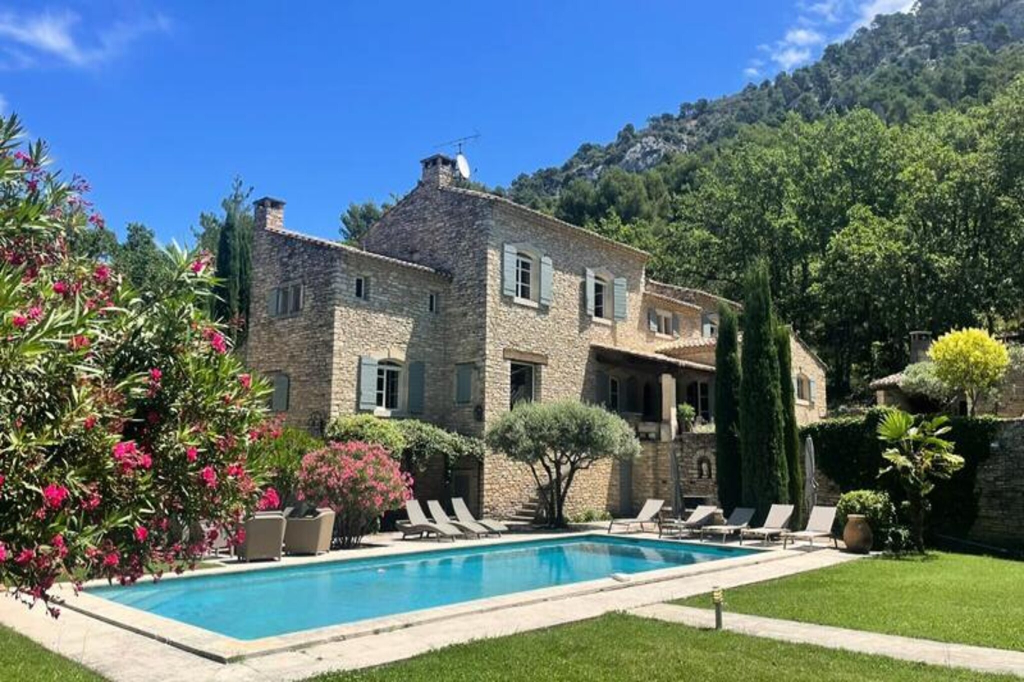 Houses & Villas for 12 People