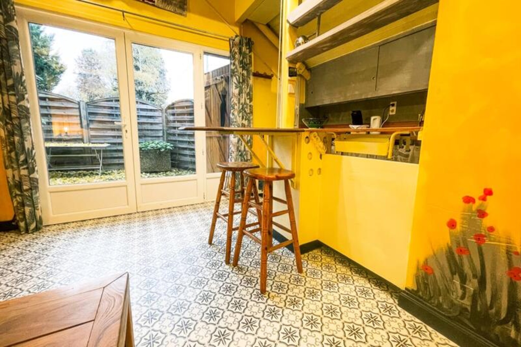 This cozy studio apartment, located in a quiet residential area, offers comfort and convenience for your stay. It features a comfortable living space with a sofa bed, perfect for two guests. The property is pet-free, ensuring a peaceful environment. Amenities include a television, free Wi-Fi, a fan, air conditioning, and ample storage space. You will also enjoy fresh linens and towels upon arrival, making your stay feel just like home. The apartment provides an ideal setting for both relaxation and work with all the essential comforts.

The apartment is just a 1-minute walk from the serene Parc de Fiancey, offering walking paths and a health course, perfect for a relaxing break. For your daily needs, Carrefour Express, Lidl, a bakery, and a tobacco shop are all within a 5-minute walk. The tram station is conveniently located just 5 minutes away, making it easy to explore the city of Grenoble and beyond. The location offers peace while being close to all necessary amenities and transportation options.

The studio comes with a fully equipped kitchen, allowing you to prepare meals with ease. The bathroom features a shower, sink, and toilet for your convenience. Enjoy the 20m² private terrace, perfect for taking in the fresh air. The apartment is designed to offer you a comfortable and hassle-free stay, whether you're visiting for business or leisure.


