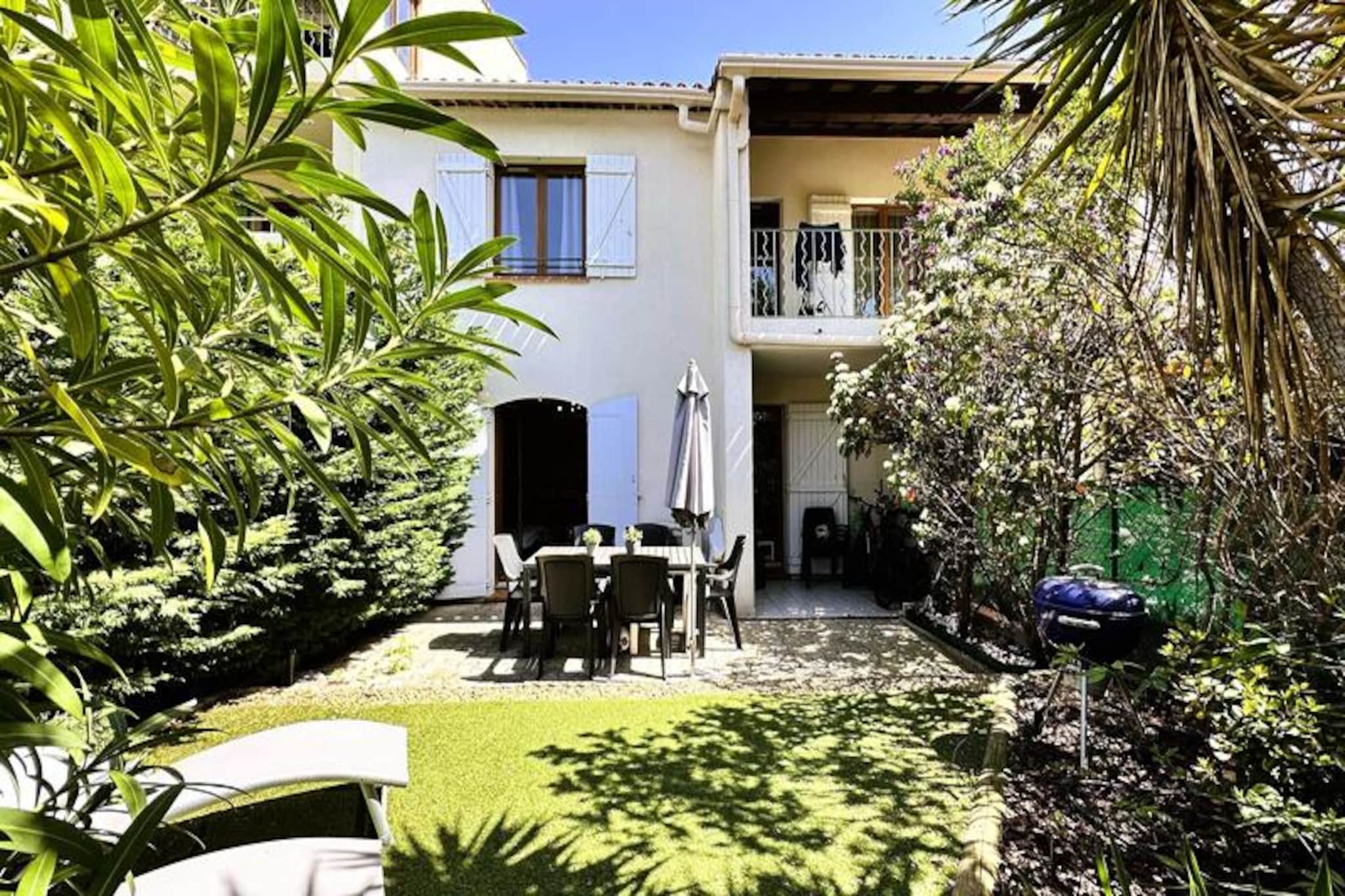 This elegant triplex holiday home offers a serene retreat in a private, secure residence with access to a shared pool. Spanning 110 m², the property features a garden and a spacious living/dining area with air conditioning. The open kitchen flows seamlessly onto a terrace and garden, perfect for outdoor relaxation. The first floor houses three inviting bedrooms: two with double beds (140x200 cm) and one with a queen-size bed (160x200 cm), which opens onto a private terrace. On the top floor, a convertible sofa (140x200 cm) and an en-suite bathroom with a shower and WC provide additional comfort. Linen can be arranged upon request, ensuring a convenient stay for all guests.
Situated just 15 minutes from Hyטres and the stunning Giens Peninsula, the property is a gateway to breathtaking attractions. Explore the golden beaches of Le Pardon, Les Pins Penchיs, and Le Peno, or wander through hidden gems like Le Canebas and Le Cabro. The local village, only 2 km away, offers a vibrant market every Thursday, alongside a charming port and delightful restaurants. For nature and history enthusiasts, the nearby Bayarde Fort and fields of flowers provide a picturesque escape.
Additional amenities include a modern kitchen equipped with essential appliances, including a dishwasher and microwave. The ground floor features convenient storage, a separate WC, and a well-designed dining space. Guests can enjoy on-site parking, making it easy to explore the surrounding areas.