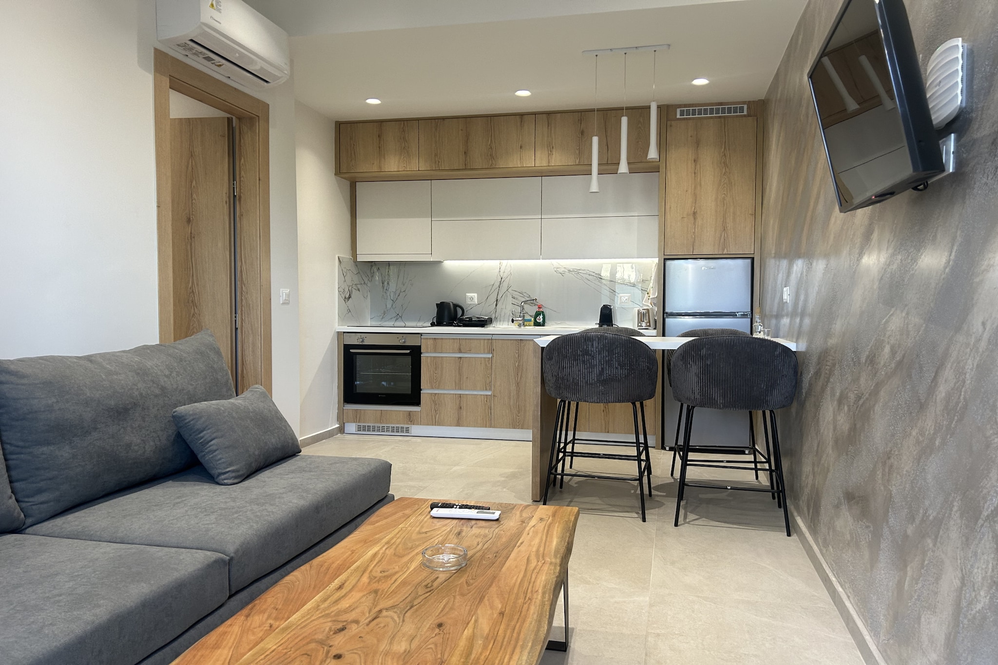 Living room(single sofa bed, TV(satellite), dining table), Kitchen(electric kettle, toaster, coffee machine, oven, fridge, freezer, Juicer, dishes and cutlery), bedroom(double bed), bathroom(shower), Internet access, hot tub, air conditioning, terrace, sun loungers, parking, ironing board, Extra pillows and blankets, Wine glasses