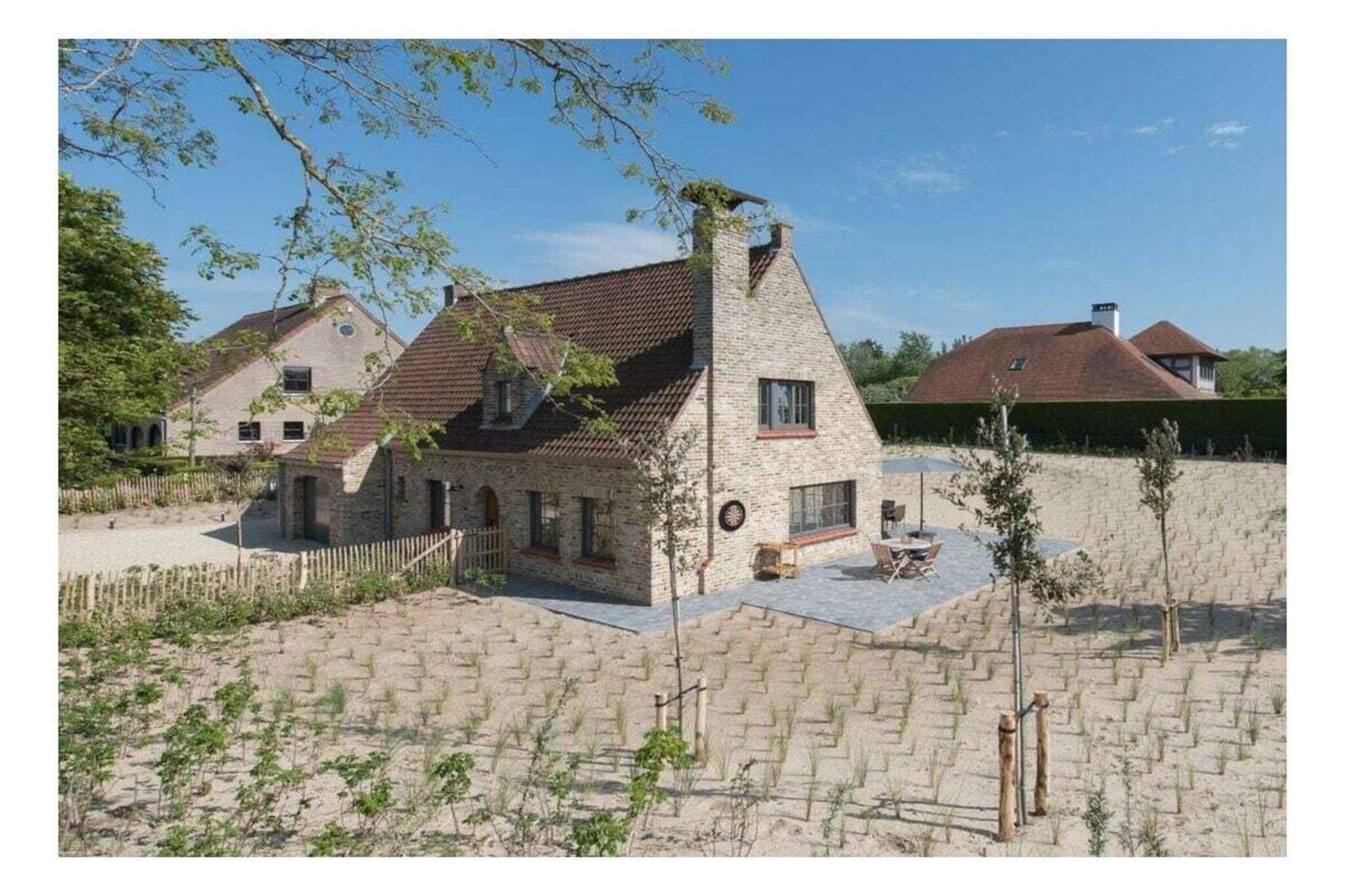 Sunny villa with a fenced garden (1030 m²) on the west side of De Panne, just a few minutes' walk from the beach.

On the ground floor, you'll find: an entrance hall with a separate toilet, a bathroom with an open-plan shower and sink. A sun-facing living room with a dining area for 10 people and an open-plan lounge area with a flat-screen TV, an open wood-burning fireplace, and a fully equipped kitchen with an induction hob, refrigerator, oven/microwave, and dishwasher.

On the first floor, you'll find: 1 bedroom with a double bed (1.80 m), 1 bedroom with a double bed (1.80 m) + a baby bed, 1 bedroom with a double bed (1.60 m) + a separate dressing room, and 1 bedroom with 2 bunk beds that can be joined together.

A spacious bathroom with a bathtub, double sink, and a toilet.

A garage with an extra refrigerator/freezer, washing machine, and dryer.

The villa also offers a barbecue, 1 high chair, Wi-Fi, digital TV, garden furniture for 10 people, private parking for 3 cars, darts, and petanque. All bedrooms are equipped with fly screens. Pets are not allowed. Smoking is prohibited.