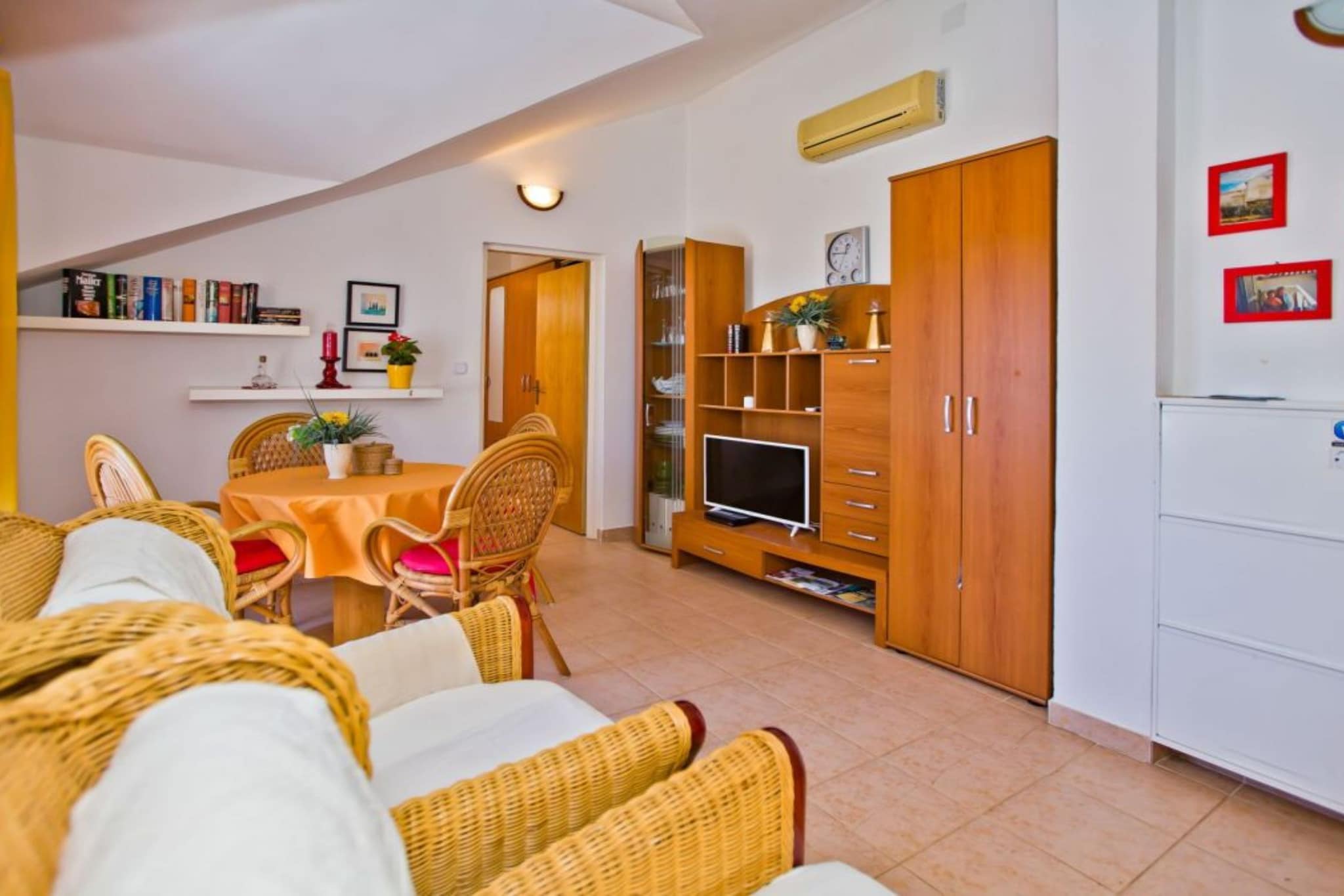 Charming and Sunny Hvar Apartments - One Bedroom Apartment with Balcony (owner 6)-Woonkamer