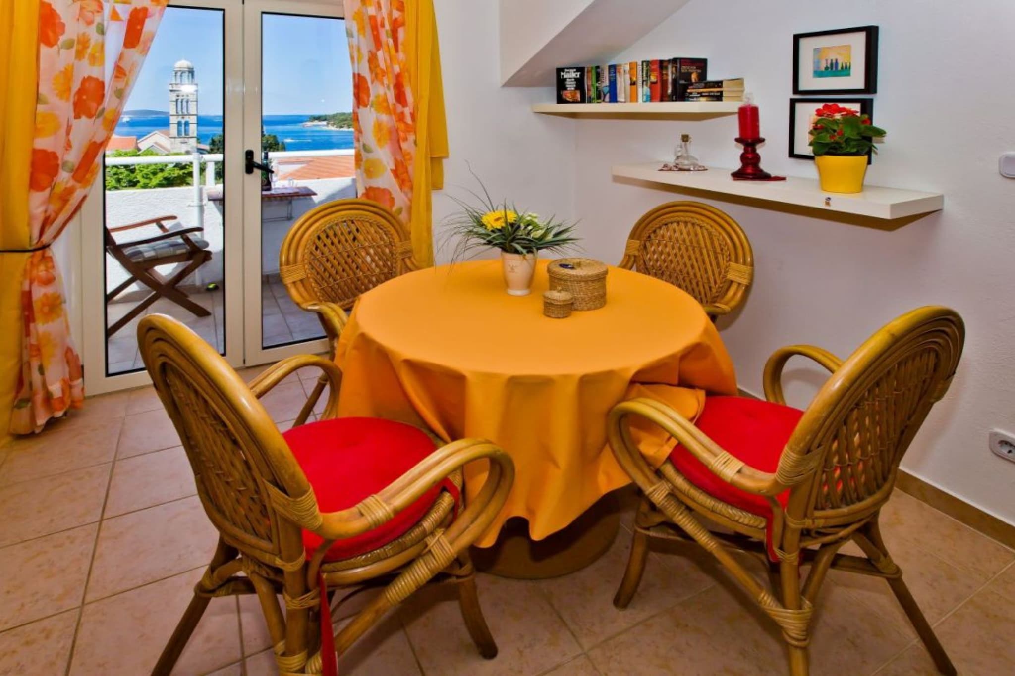 Charming and Sunny Hvar Apartments - One Bedroom Apartment with Balcony (owner 6)-Eetkamer