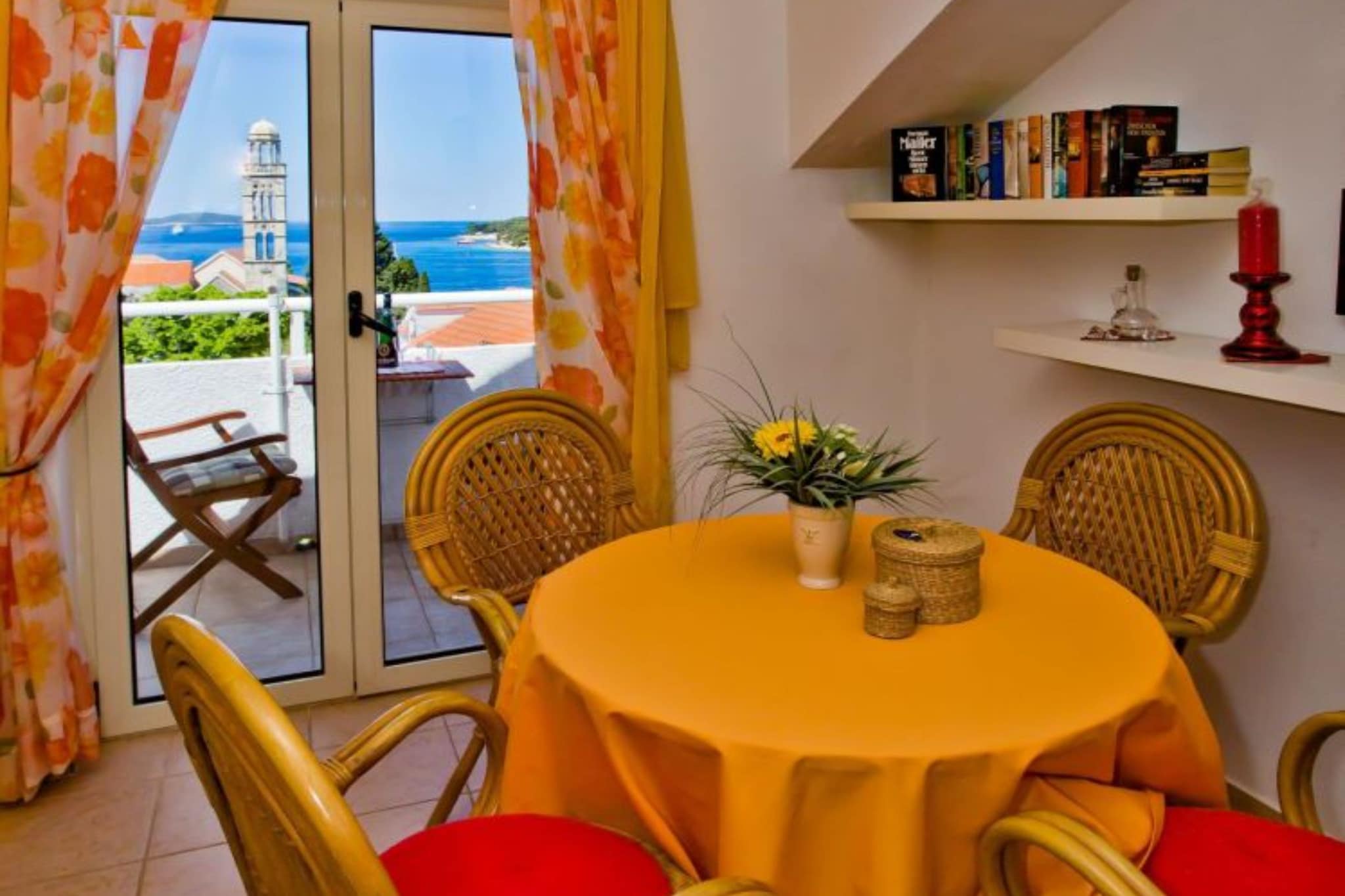 Charming and Sunny Hvar Apartments - One Bedroom Apartment with Balcony (owner 6)-Eetkamer