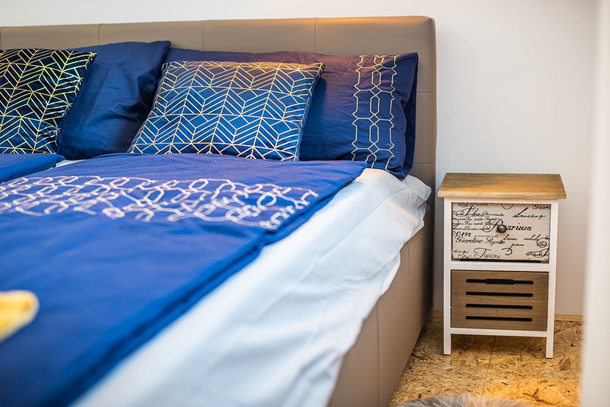City Modern and Vibrant Apartments Ljubljana - One Bedroom Apartment-Slaapkamer