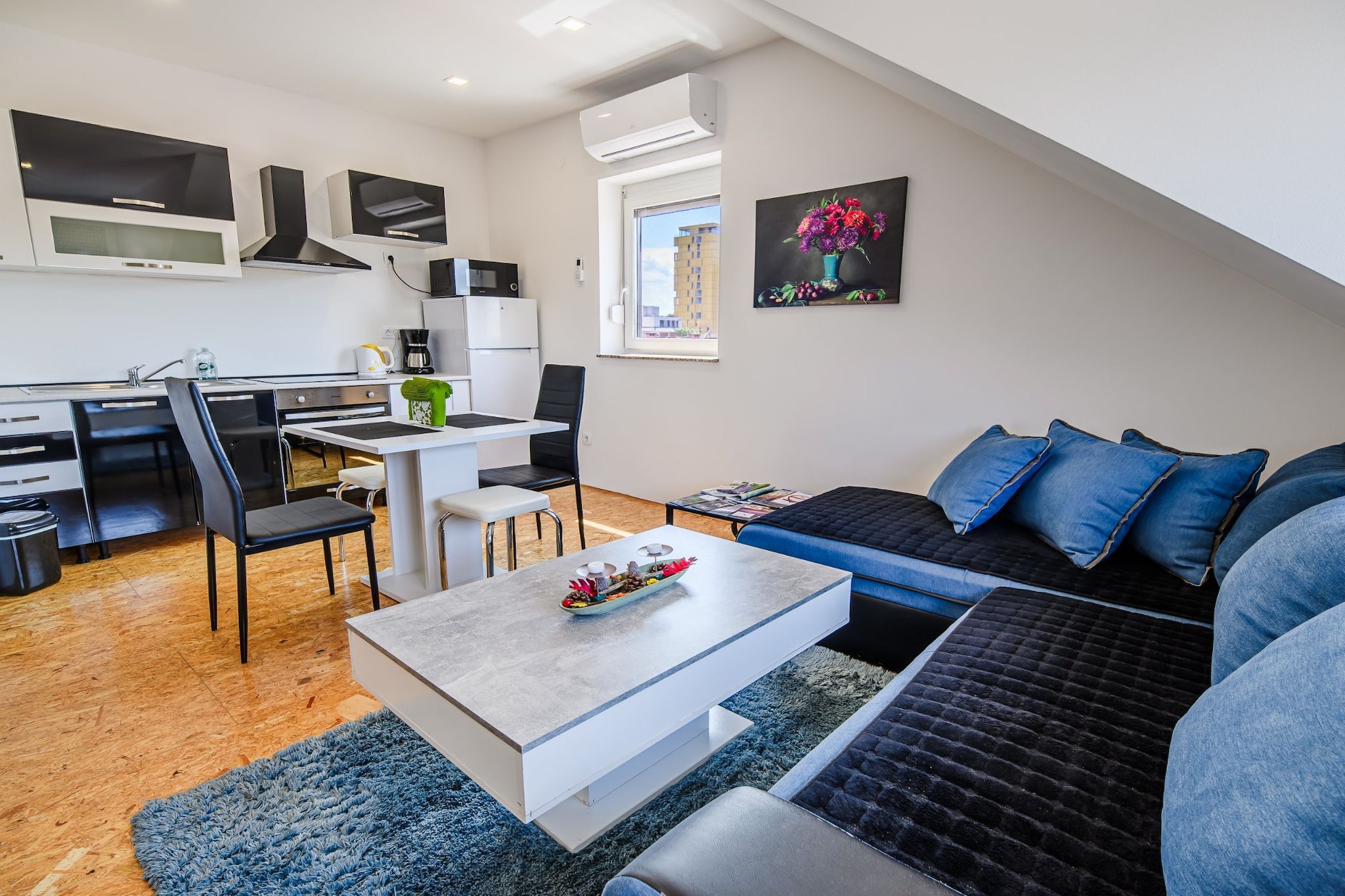 City Modern and Vibrant Apartments Ljubljana - Classic One Bedroom Apartment (owner A2)-Woonkamer