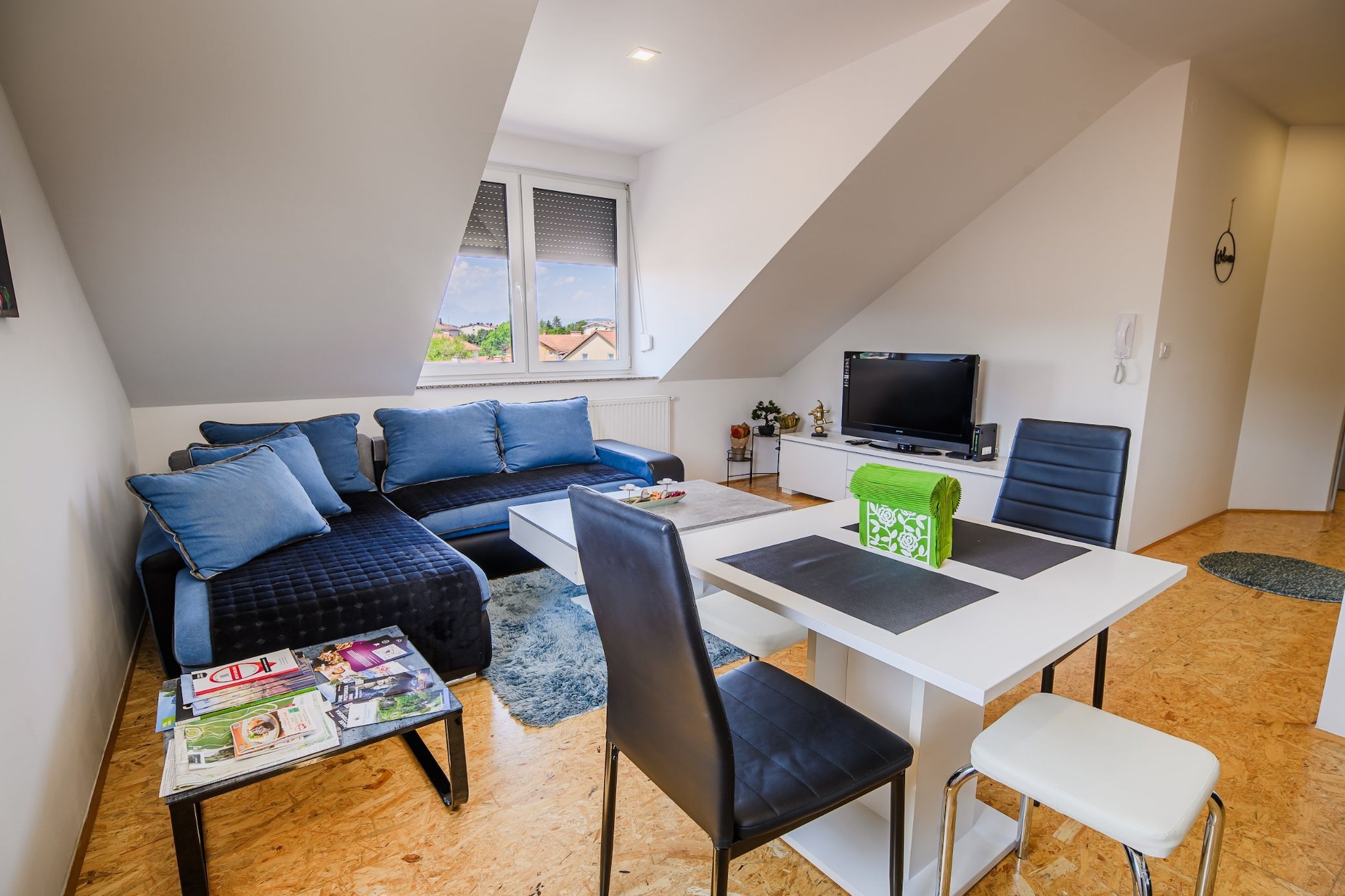 City Modern and Vibrant Apartments Ljubljana - Classic One Bedroom Apartment (owner A2)-Woonkamer