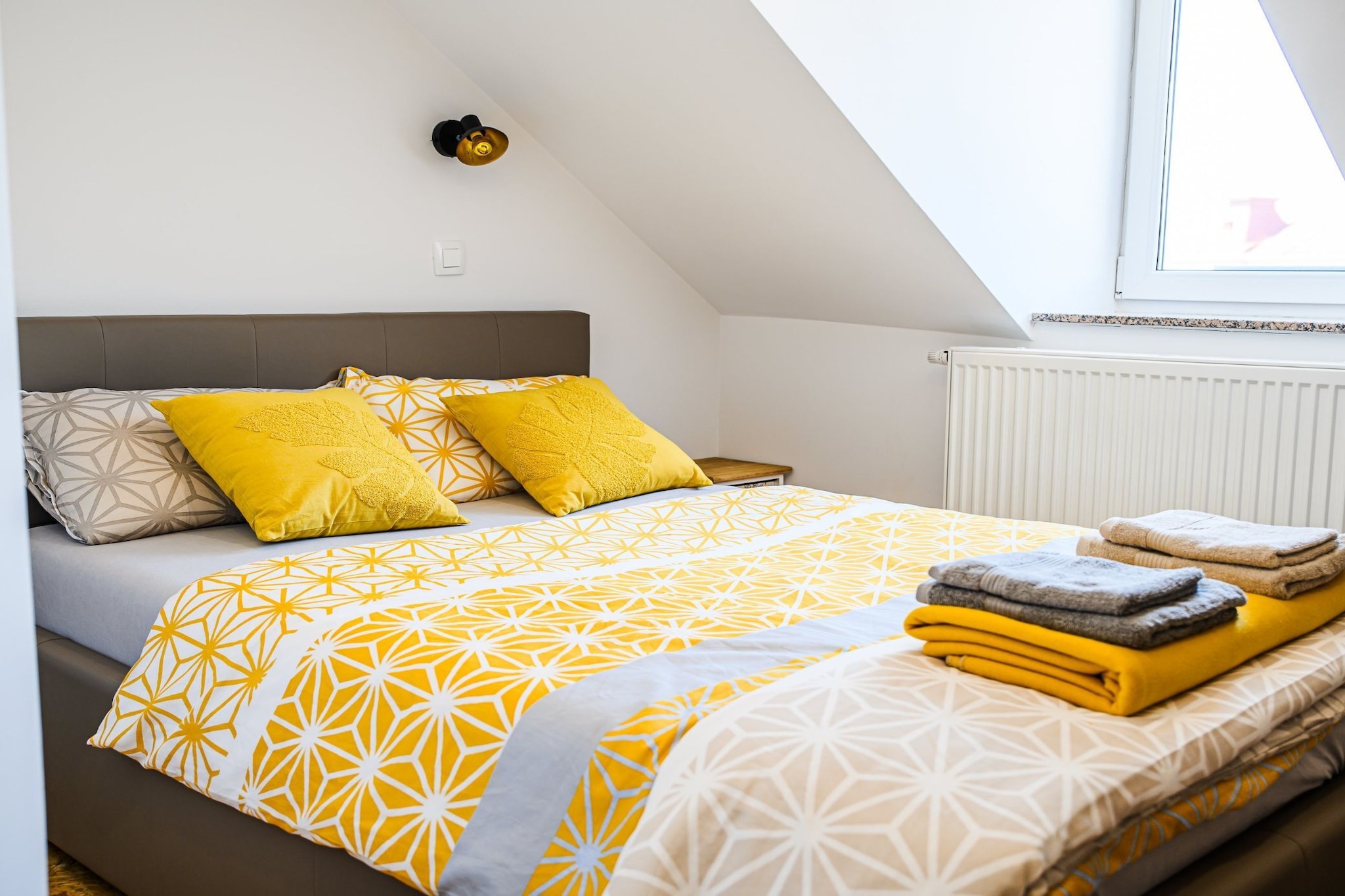 City Modern and Vibrant Apartments Ljubljana - Classic One Bedroom Apartment (owner A2)-Slaapkamer