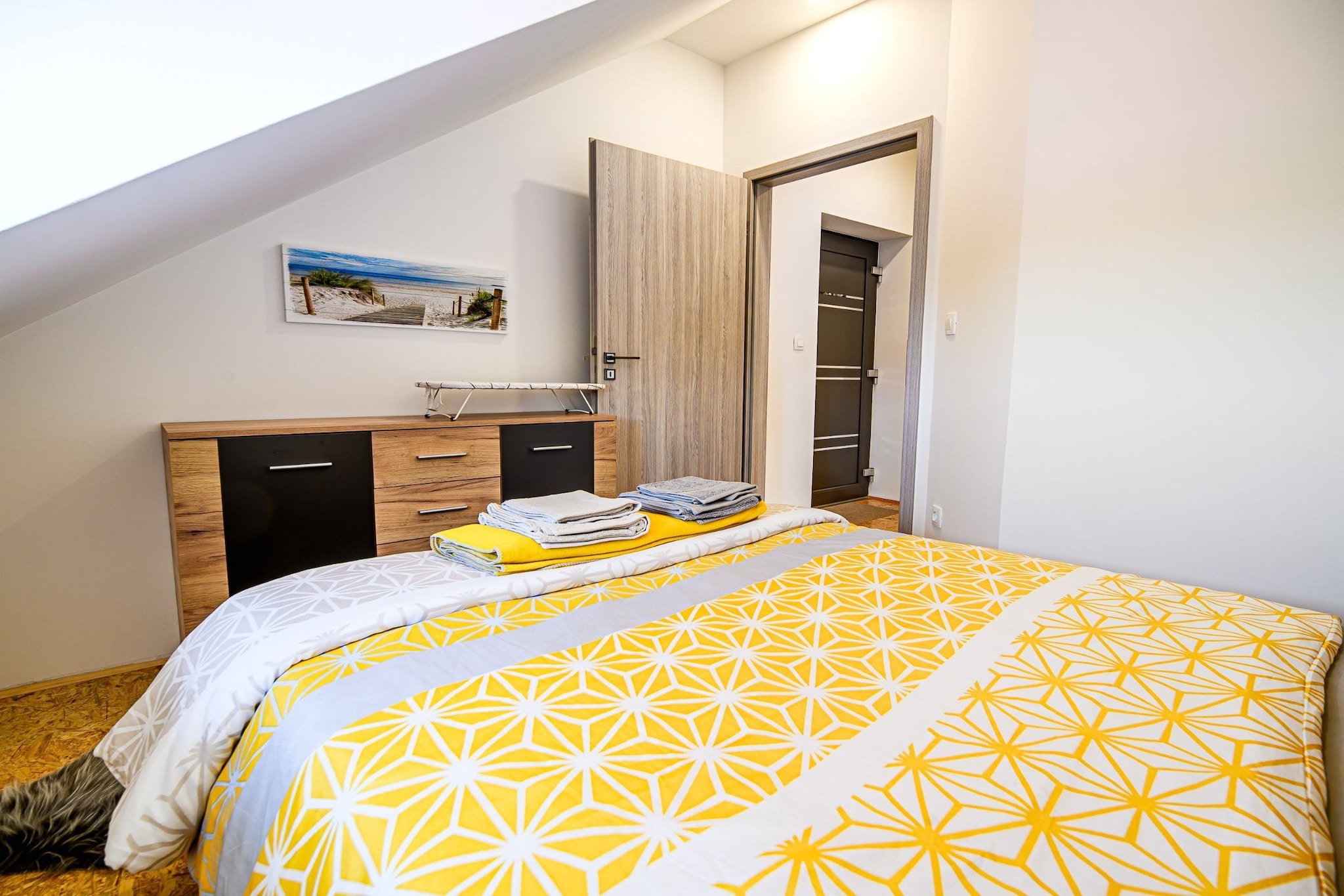City Modern and Vibrant Apartments Ljubljana - Classic One Bedroom Apartment (owner A2)-Slaapkamer