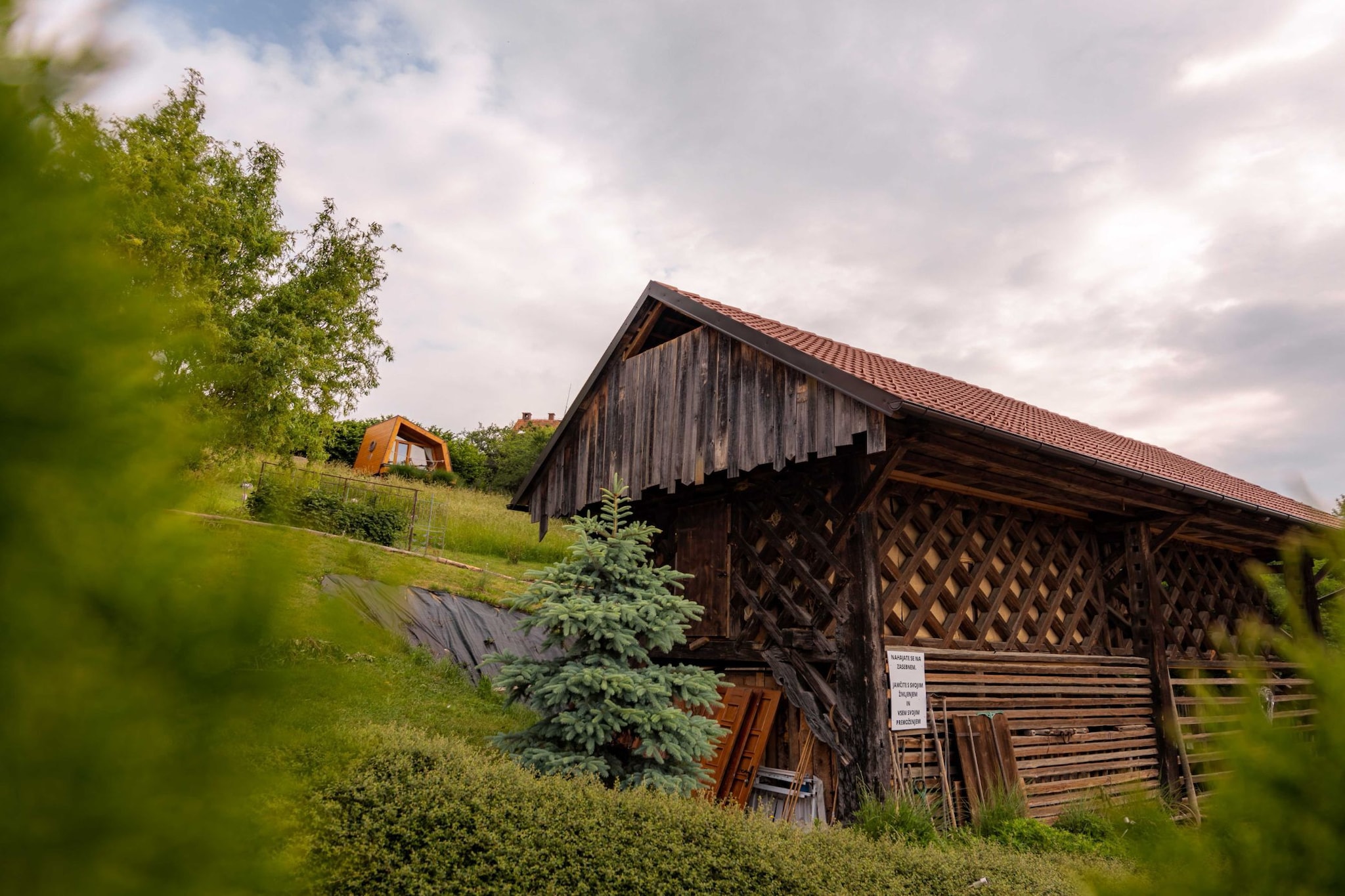 Rustic Refuge Glamping with Hot-Tub and Sauna - Two Bedroom Apartment with Terrace-Buitenlucht