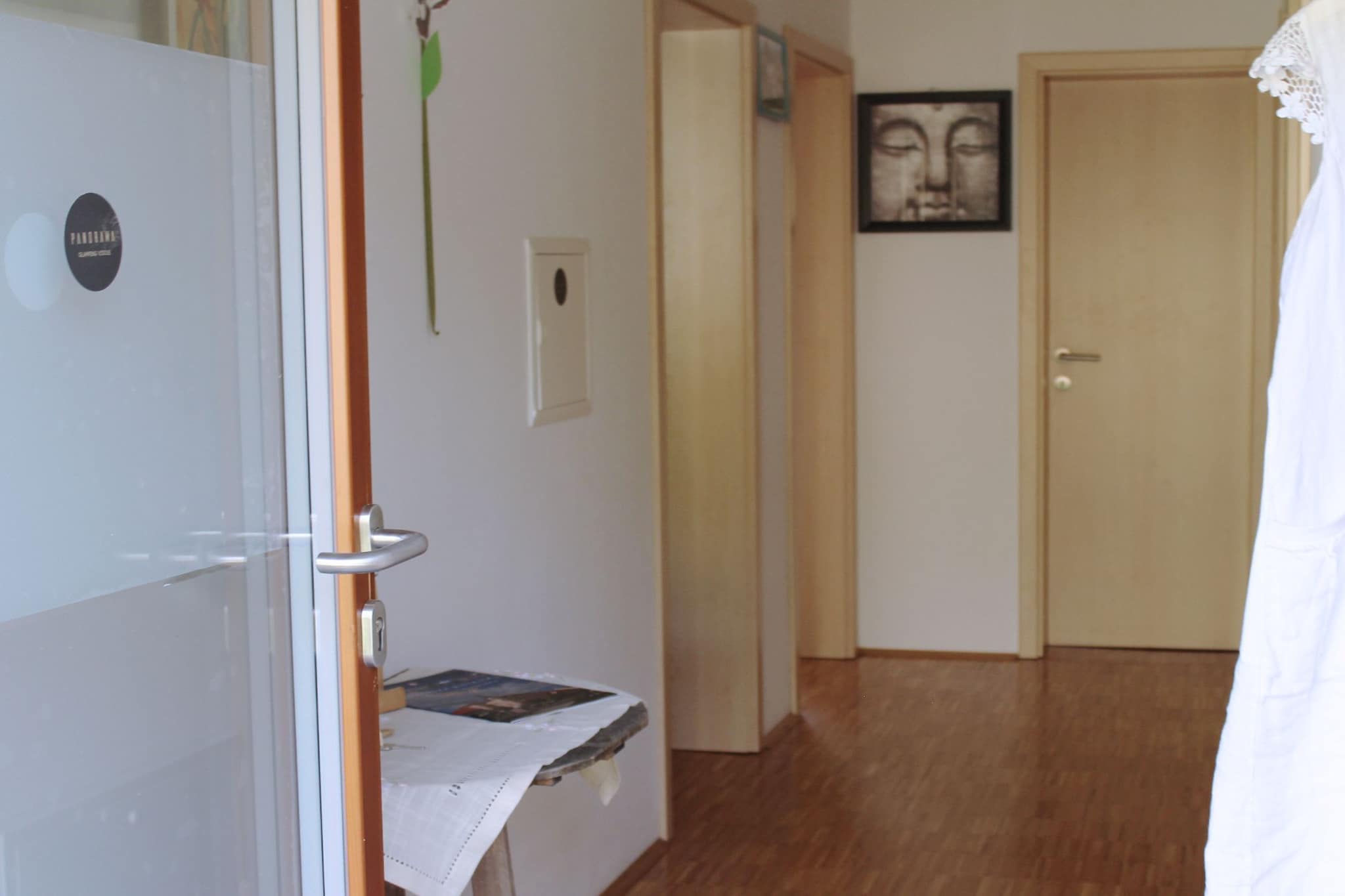 Rustic Refuge Glamping with Hot-Tub and Sauna - Two Bedroom Apartment with Terrace-Binnen