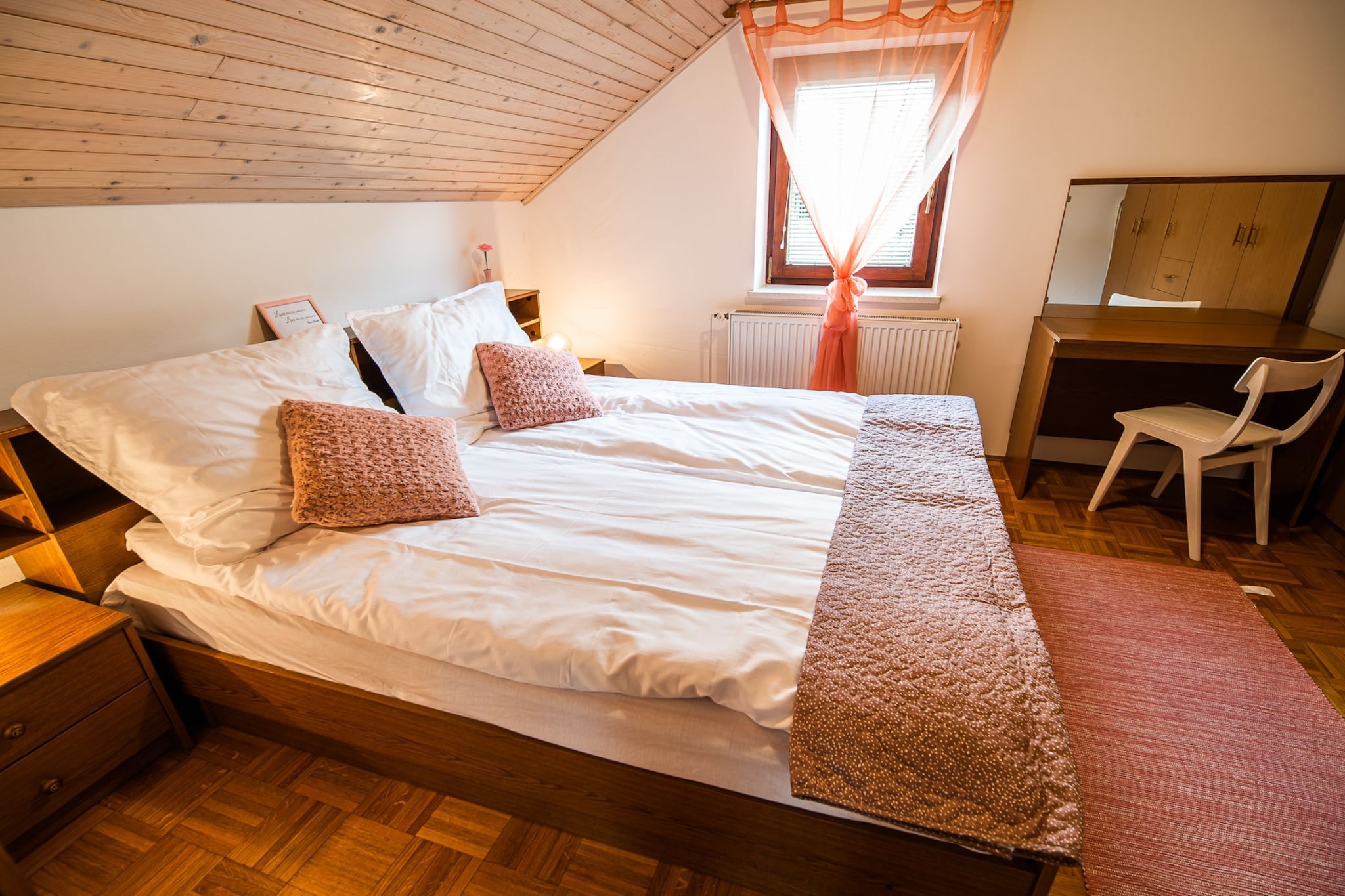Idyllic Mountain Getaway Holiday Home - Two Bedroom Holiday Home-Chambre