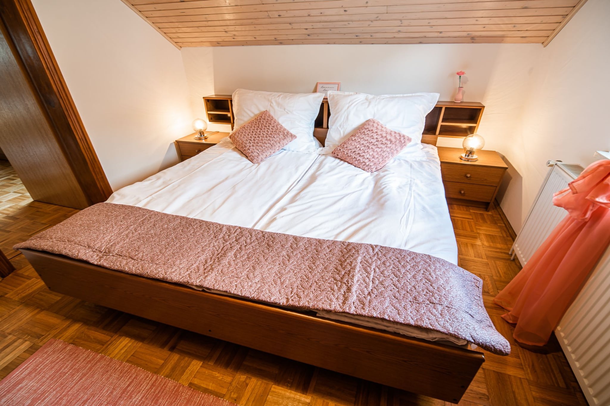 Idyllic Mountain Getaway Holiday Home - Two Bedroom Holiday Home-Chambre