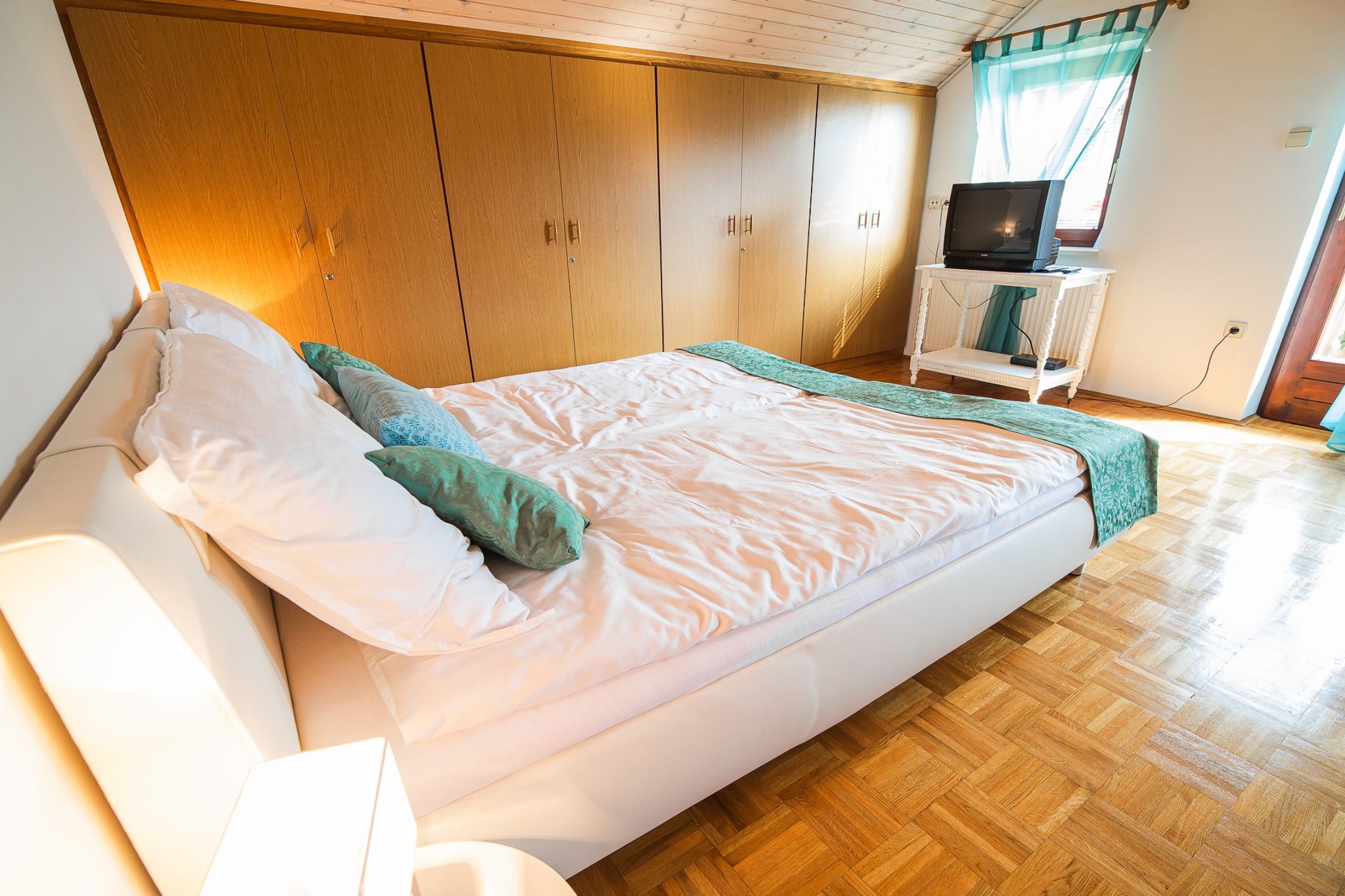 Idyllic Mountain Getaway Holiday Home - Two Bedroom Holiday Home-Chambre
