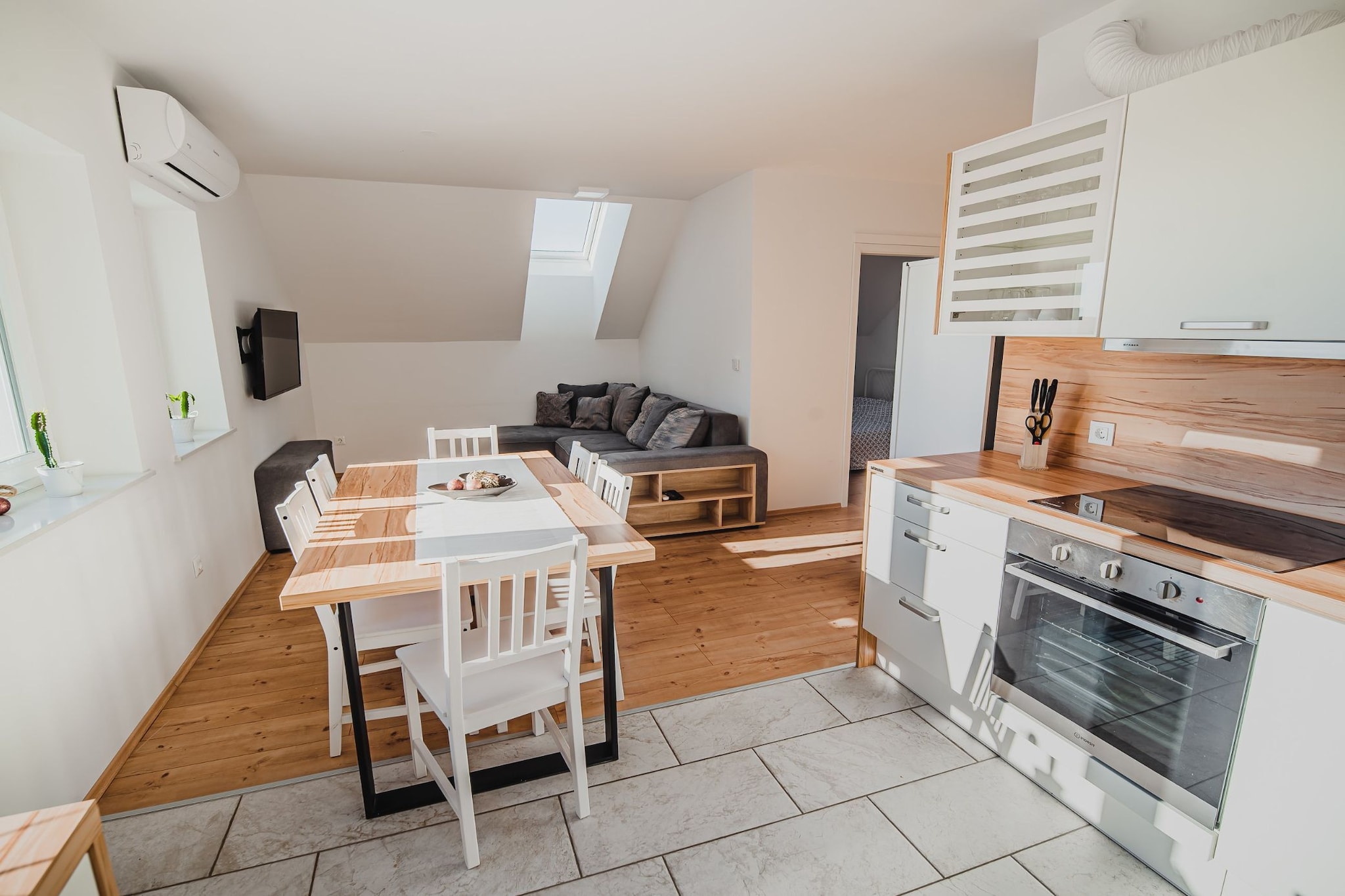 Family-Friendly Mountain Paradise Residences - Classic Two Bedroom Apartment with Terrace (owner Lavanda)