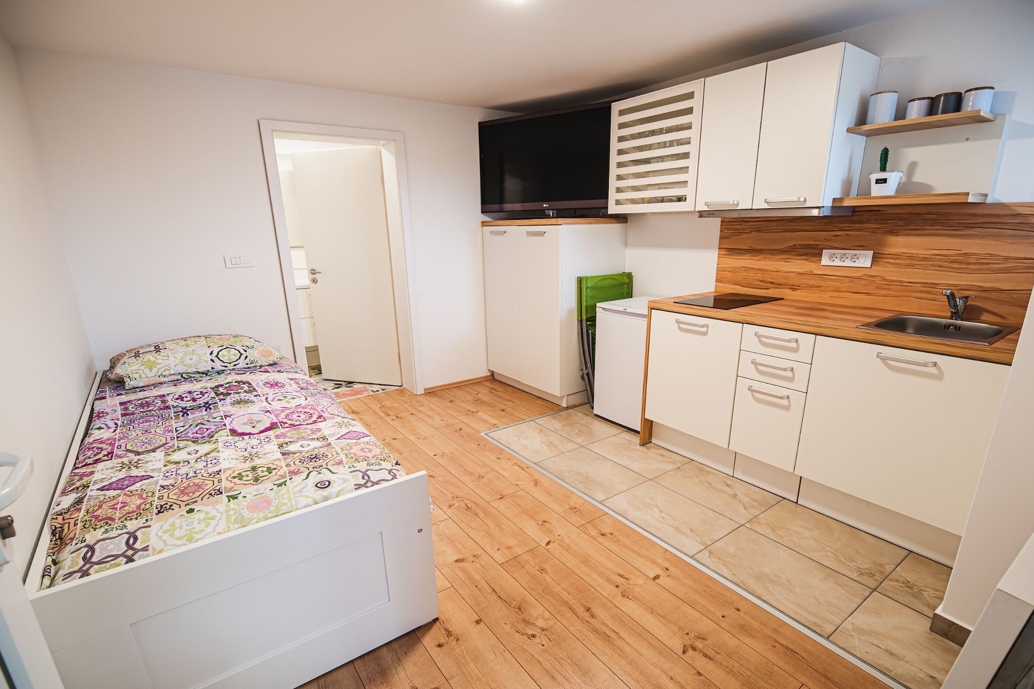 Family-Friendly Mountain Paradise Residences -  Classic Studio Apartment with Terrace (owner Studio Rozalija 2)-Bedroom