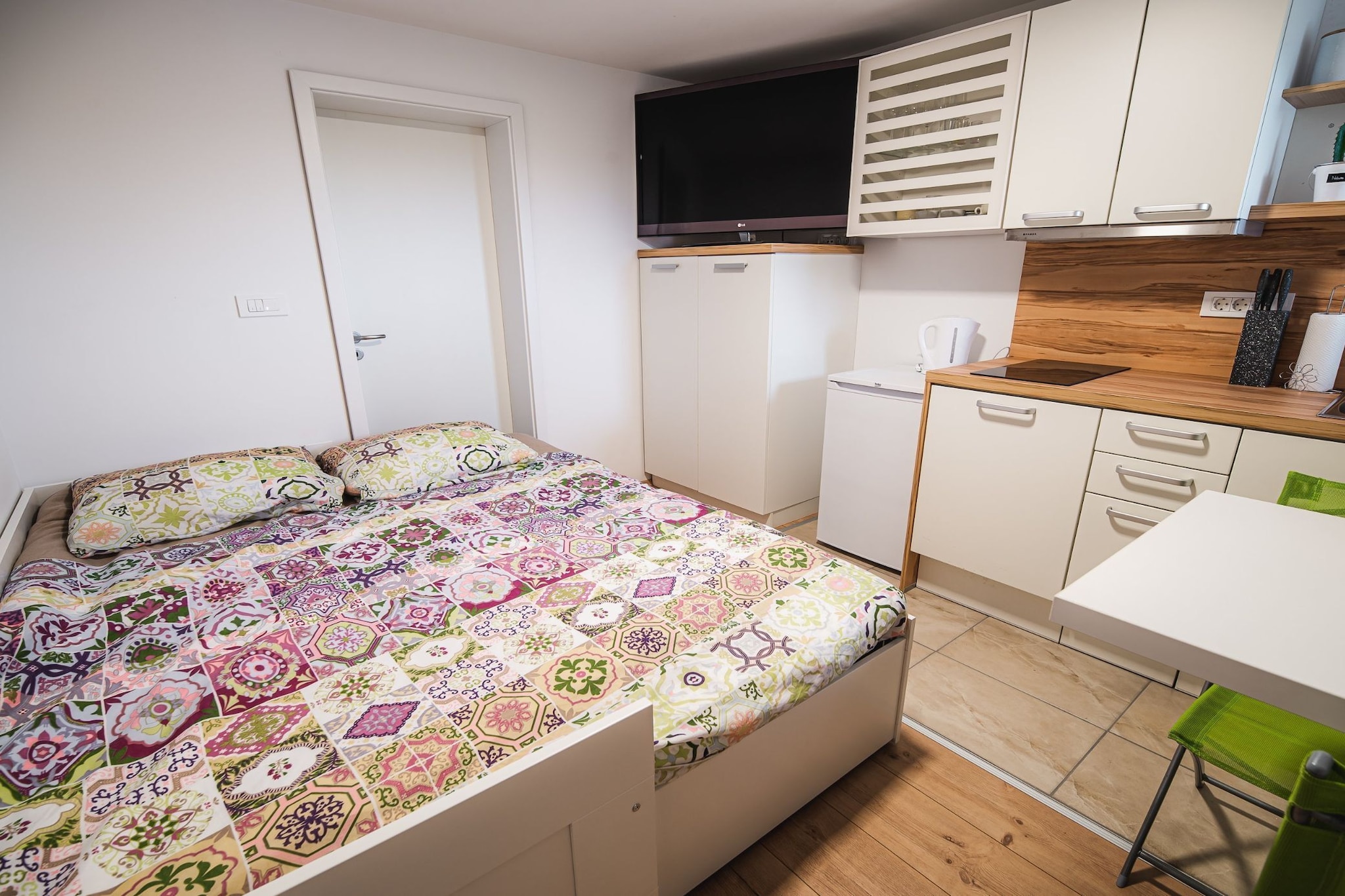 Family-Friendly Mountain Paradise Residences -  Classic Studio Apartment with Terrace (owner Studio Rozalija 2)-Bedroom