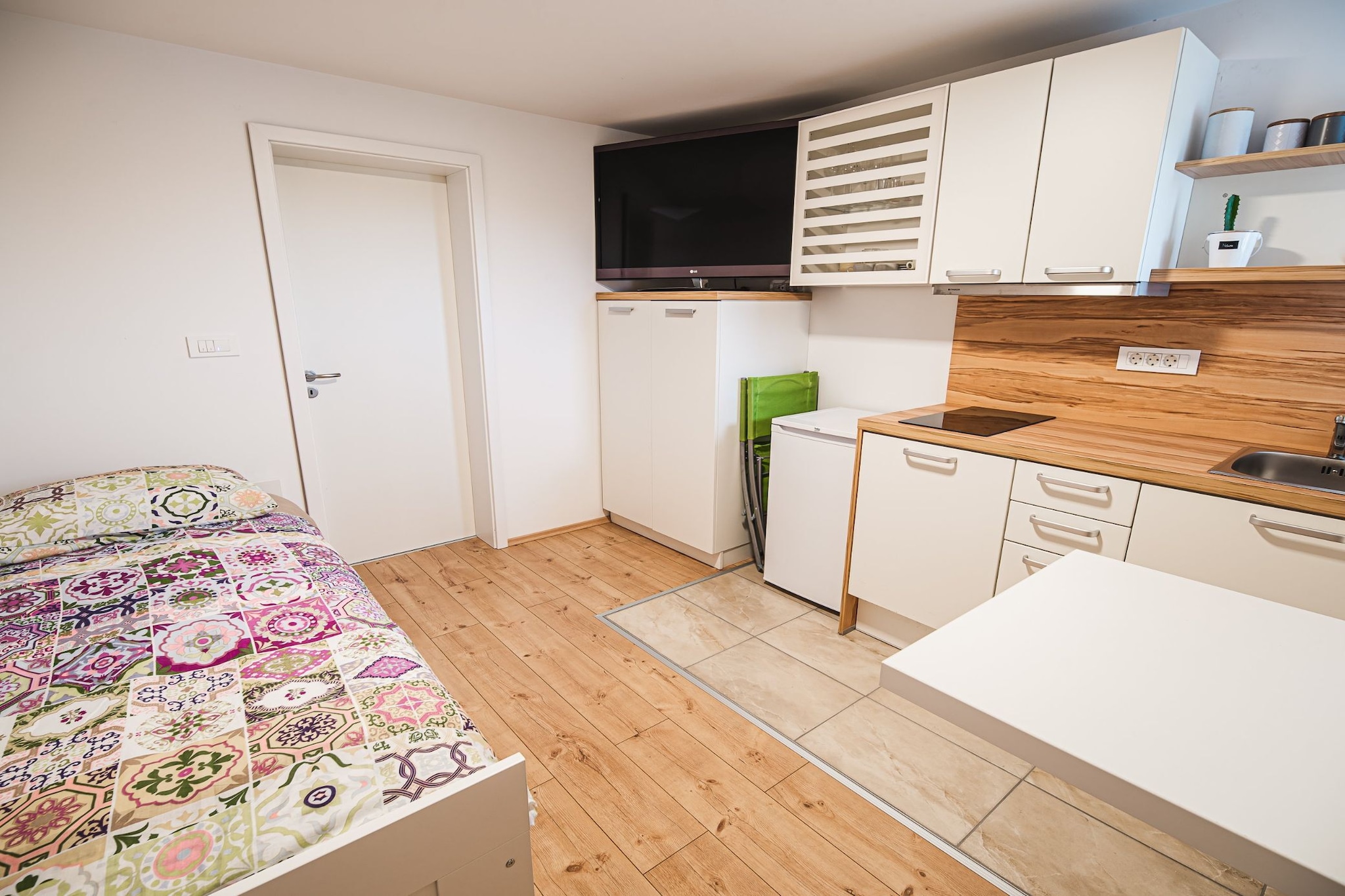 Family-Friendly Mountain Paradise Residences -  Classic Studio Apartment with Terrace (owner Studio Rozalija 2)-Bedroom