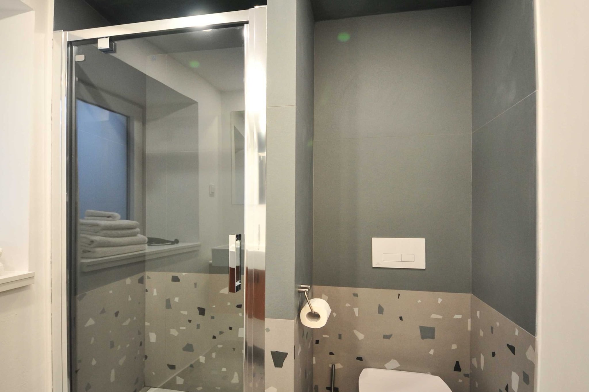 Downtown Izola Modern and Classy Apartments - One Bedroom Apartment with Balcony (owner Levant)-Badkamer