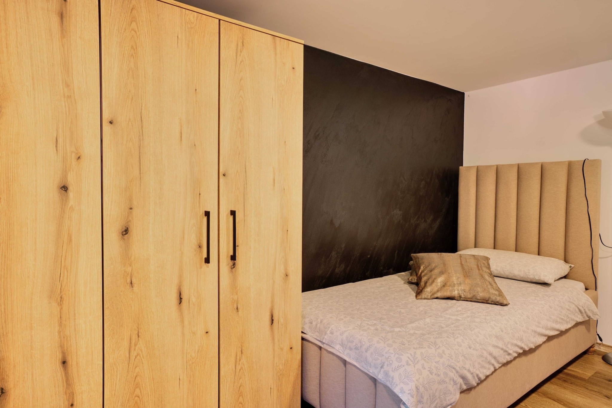Serene and Radiant Retreat Apartments - One Bedroom Apartment-Slaapkamer
