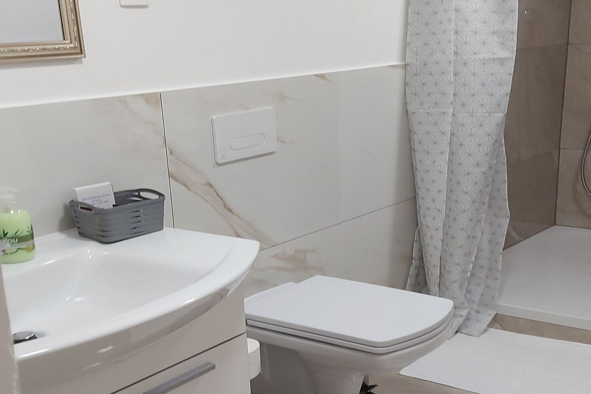 Serene and Radiant Retreat Apartments - One Bedroom Apartment-Badkamer