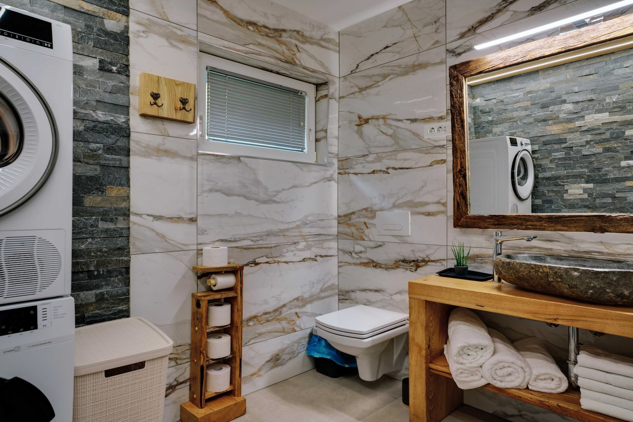 Serene and Radiant Retreat Apartments - Two Bedroom Apartment-Badkamer