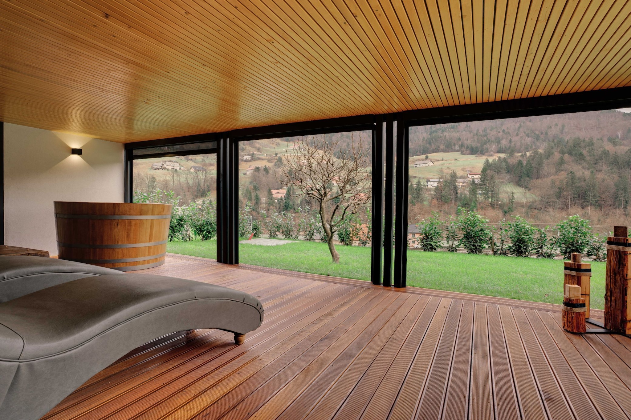 Serene and Radiant Retreat Apartments - One Bedroom Apartment with  Hot Tub-Binnen