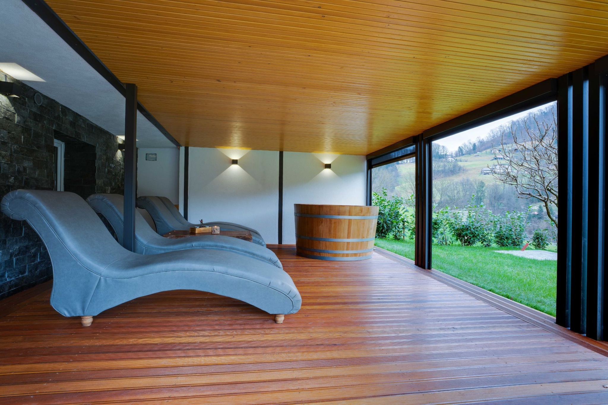 Serene and Radiant Retreat Apartments - One Bedroom Apartment with  Hot Tub-Binnen