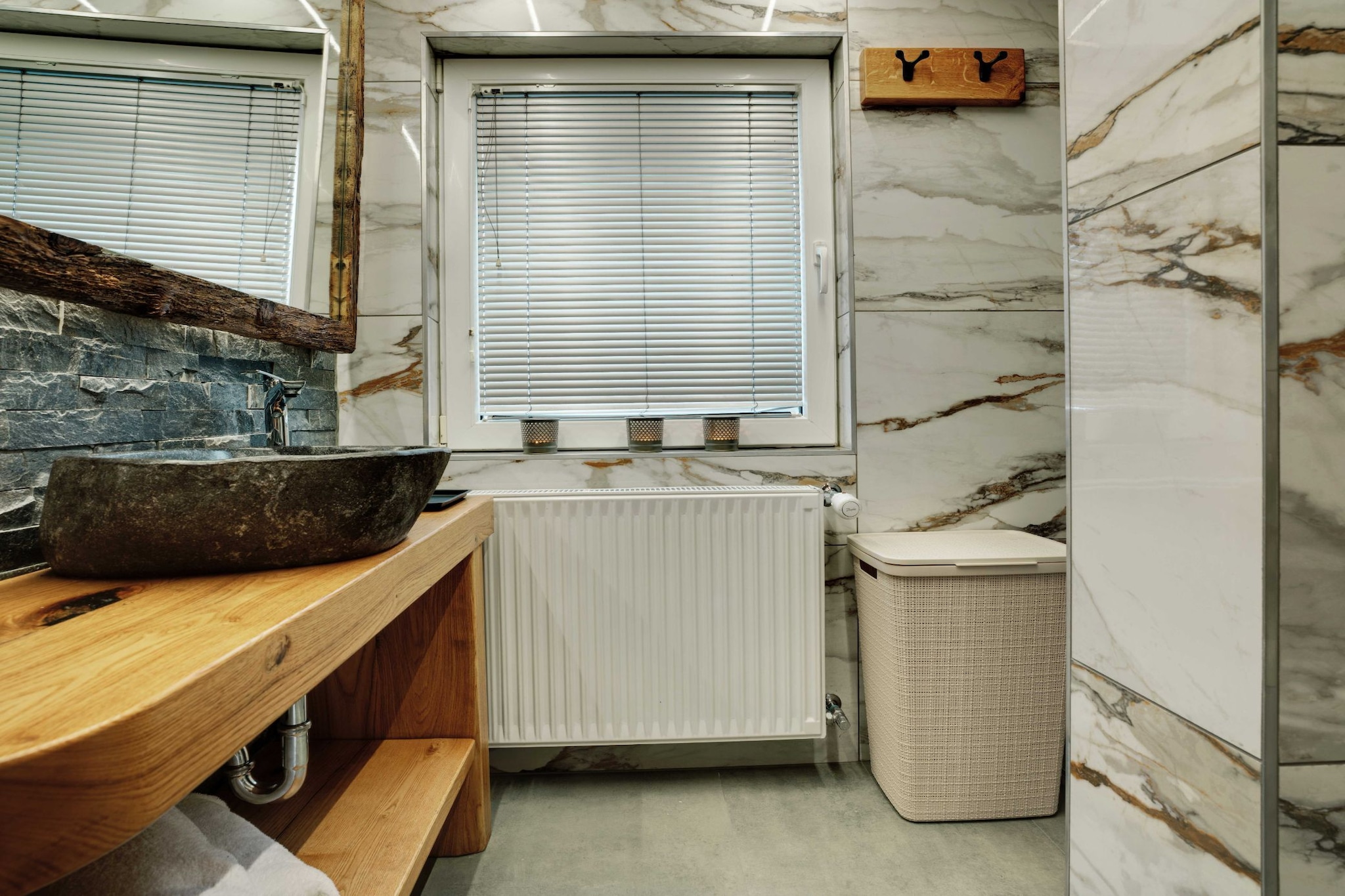 Serene and Radiant Retreat Apartments - One Bedroom Apartment with  Hot Tub-Badkamer