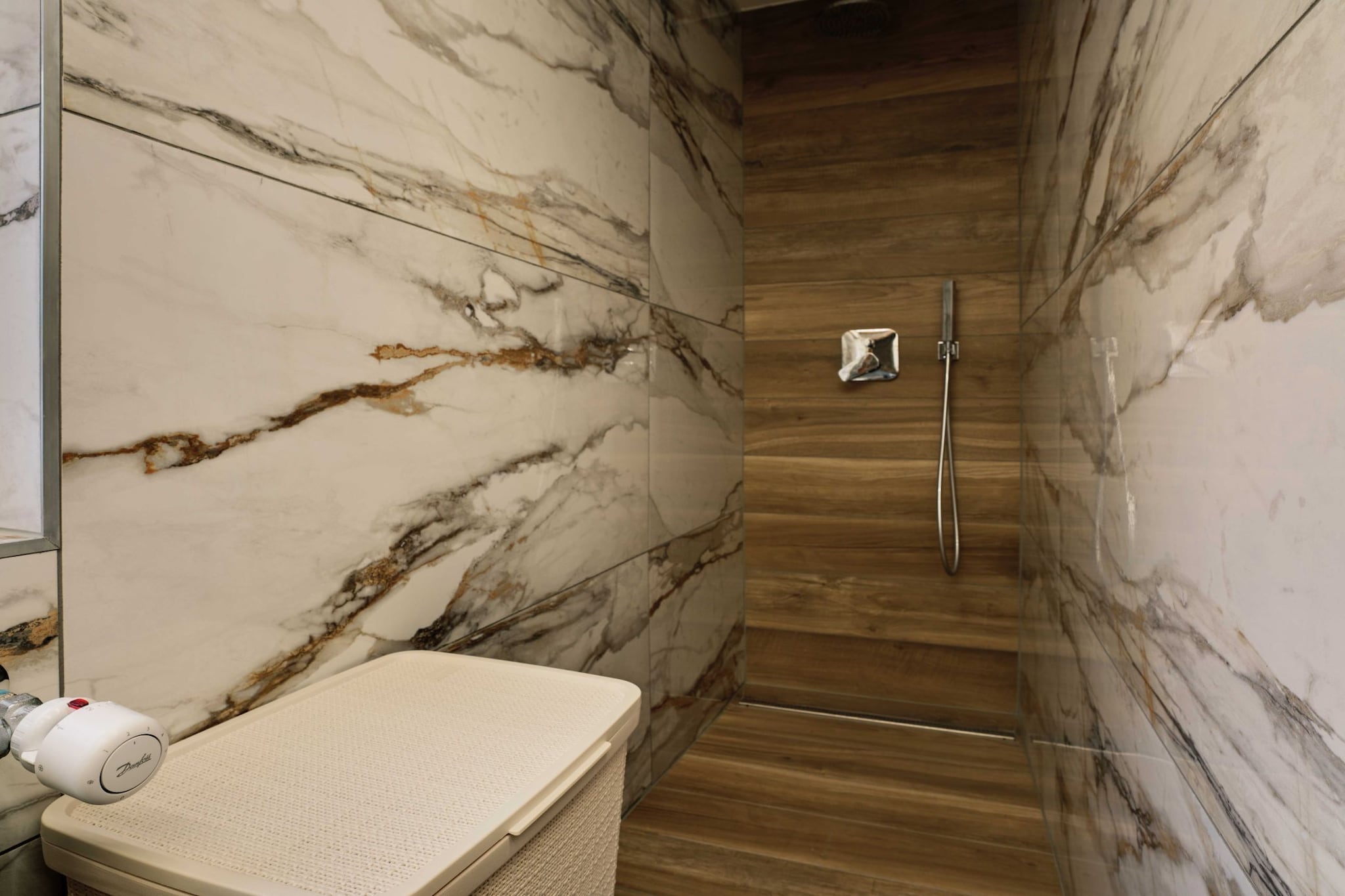 Serene and Radiant Retreat Apartments - One Bedroom Apartment with  Hot Tub-Badkamer