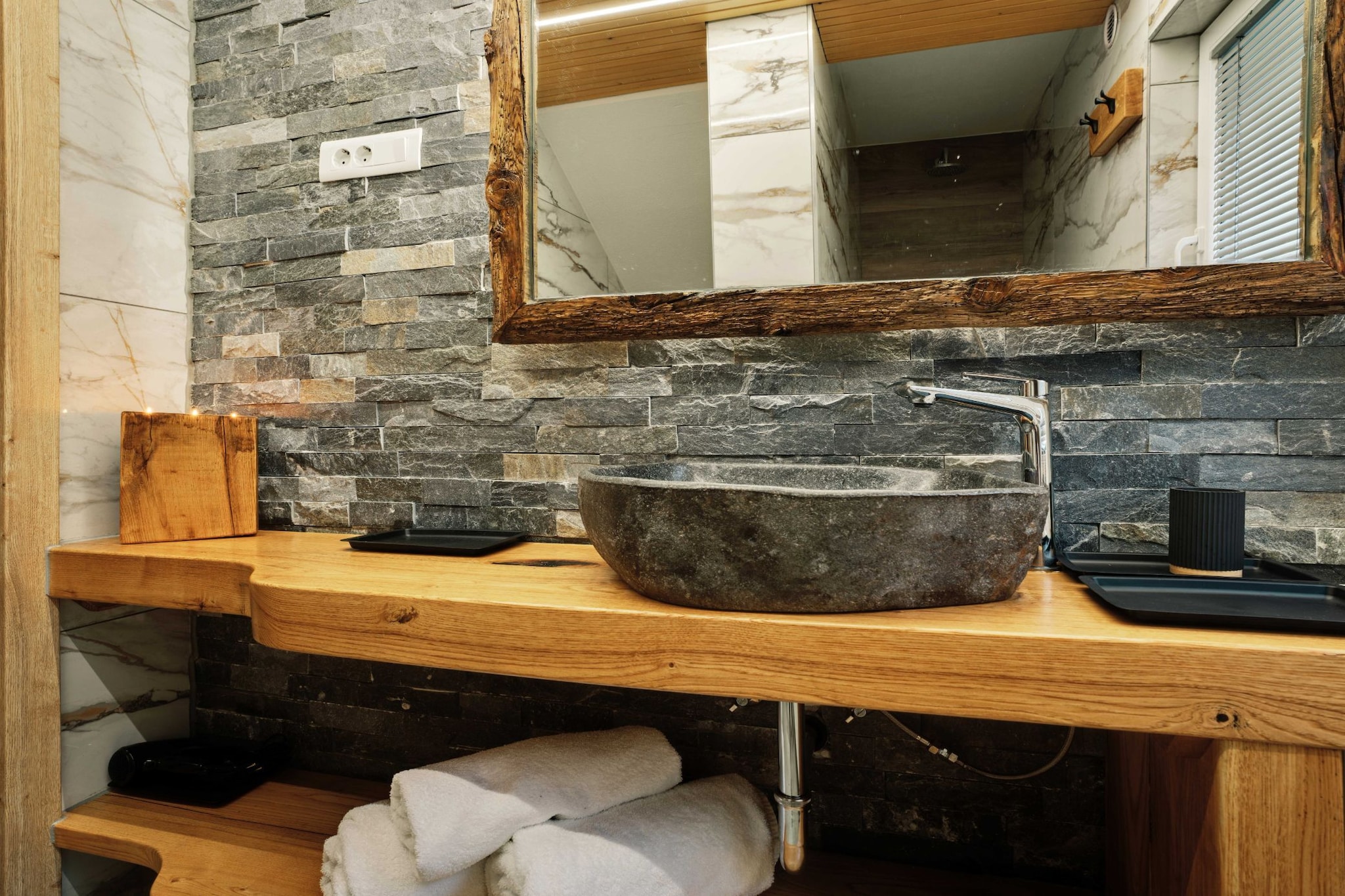 Serene and Radiant Retreat Apartments - One Bedroom Apartment with  Hot Tub-Badkamer