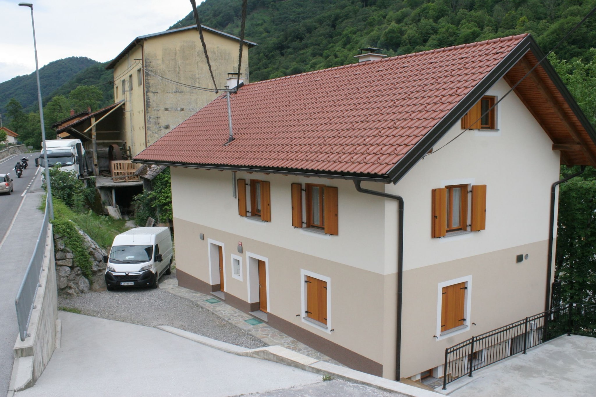 Riverside Rustic Ridge Apartments with Balcony - Two Bedroom Apartment with Balcony-Outdoor
