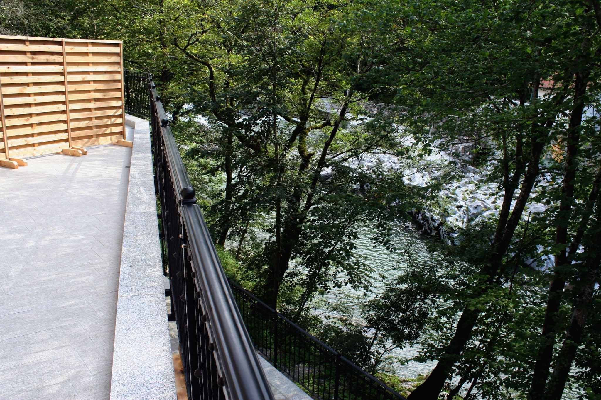 Riverside Rustic Ridge Apartments with Balcony - Two Bedroom Apartment with Balcony-Outdoor