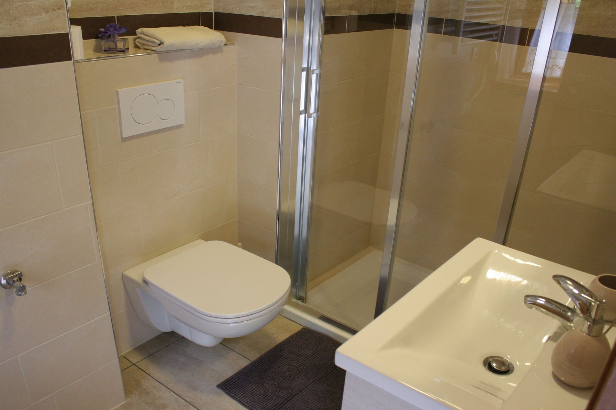 Riverside Rustic Ridge Apartments with Balcony - Two Bedroom Apartment with Balcony-Bathroom