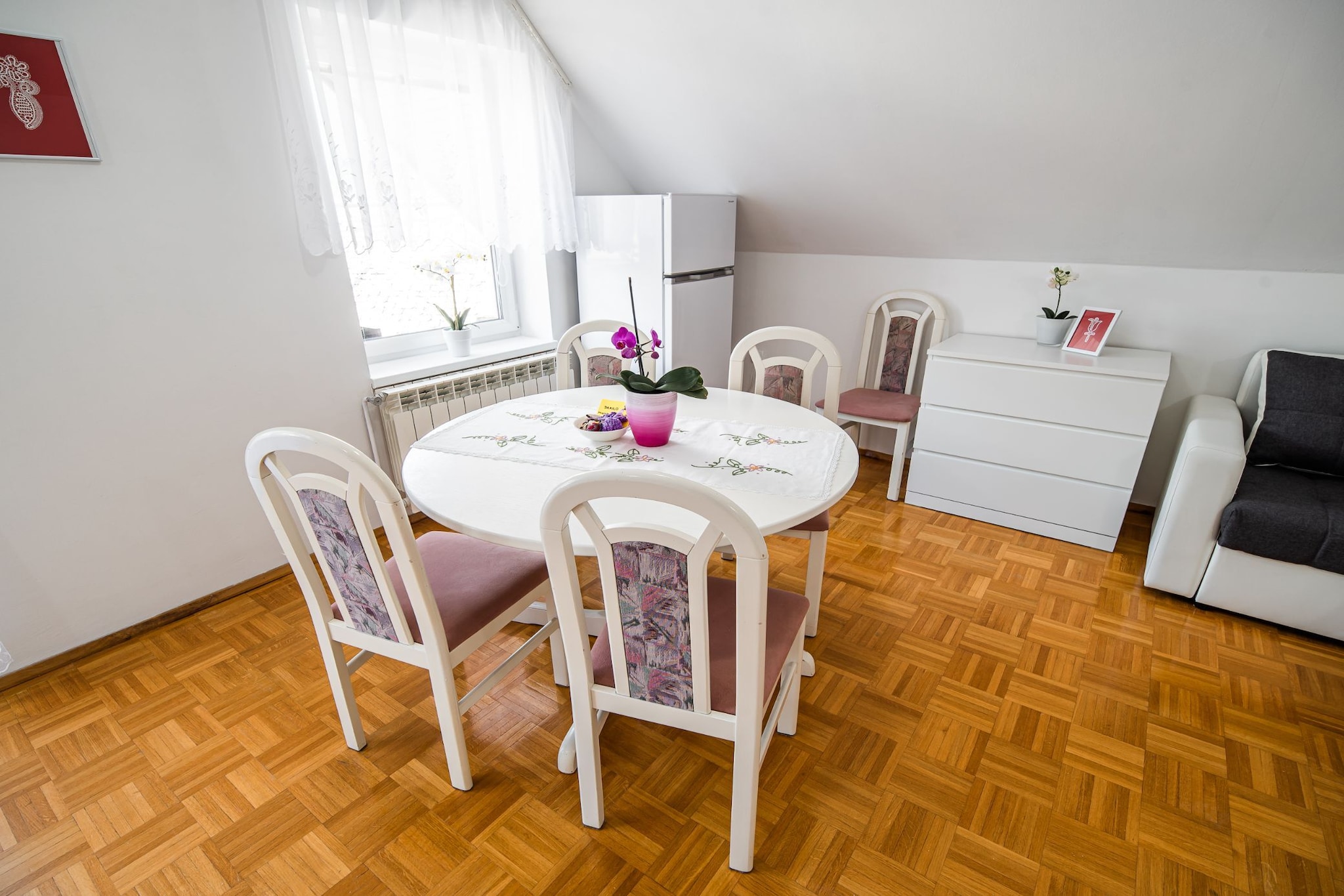 Mountain View Haven Apartments - One Bedroom Apartment  with Balcony-Salle à manger