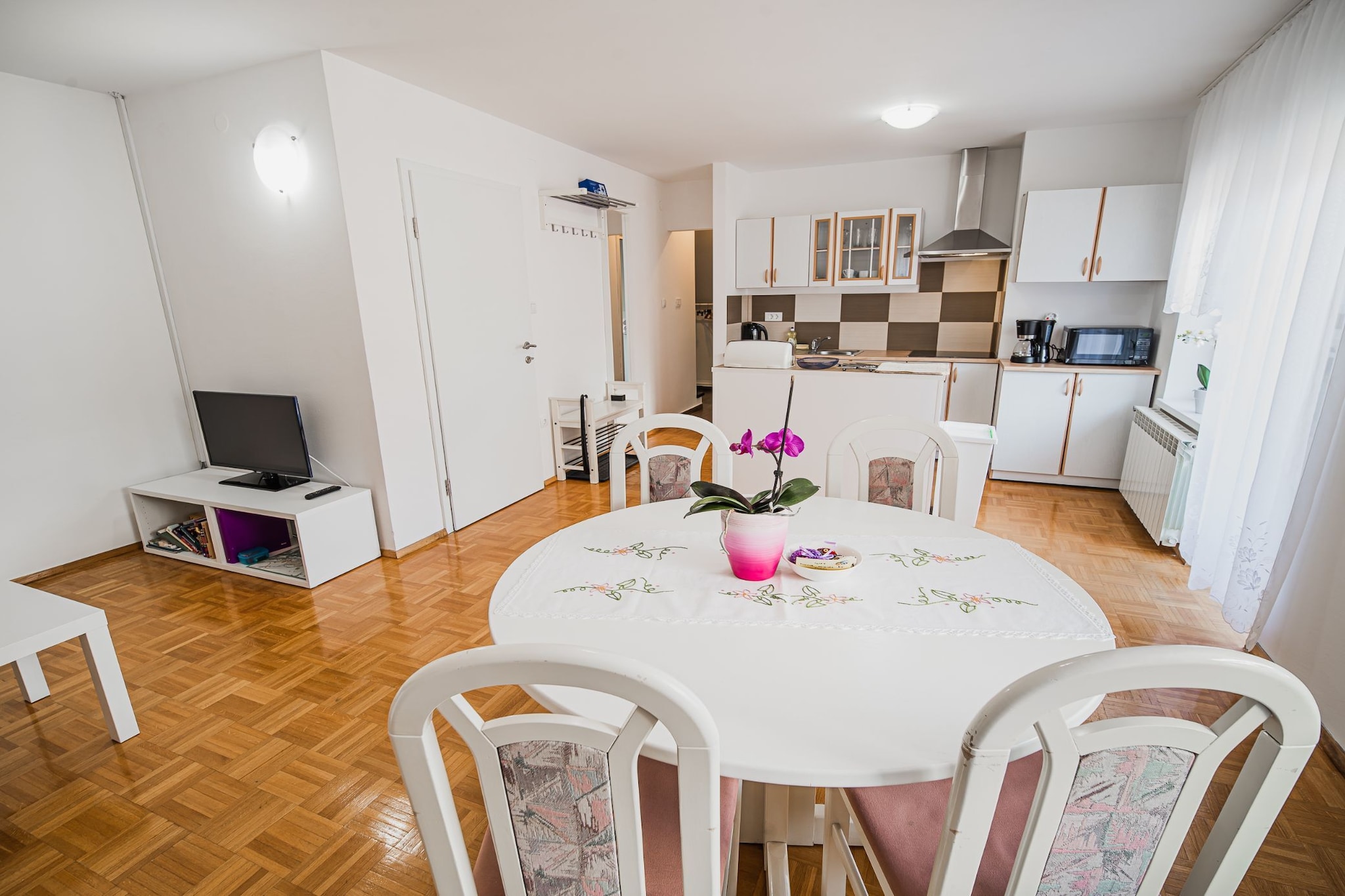 Mountain View Haven Apartments - One Bedroom Apartment  with Balcony-Salle à manger