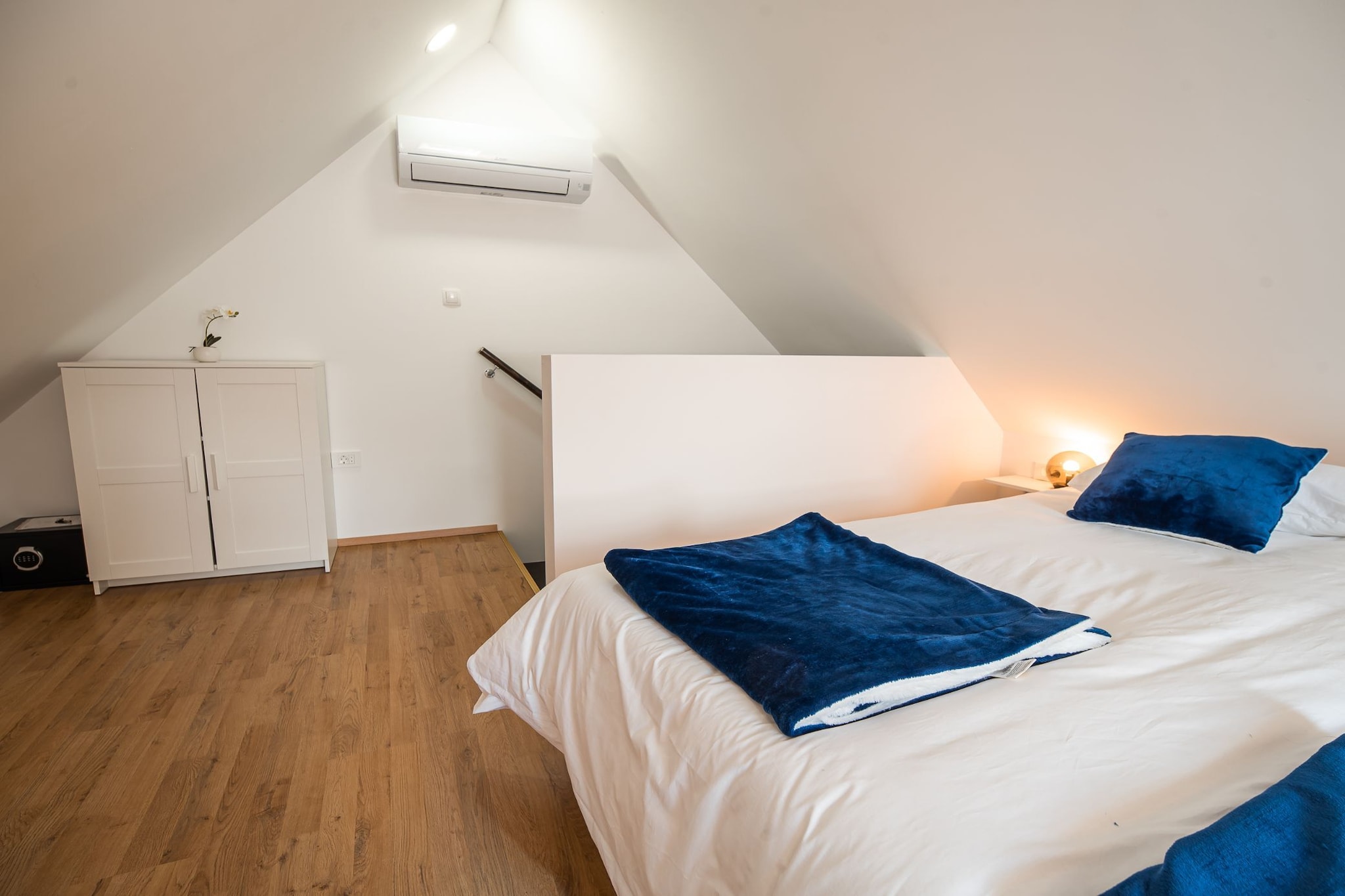 Mountain View Haven Apartments - One Bedroom Apartment  with Balcony-Chambre
