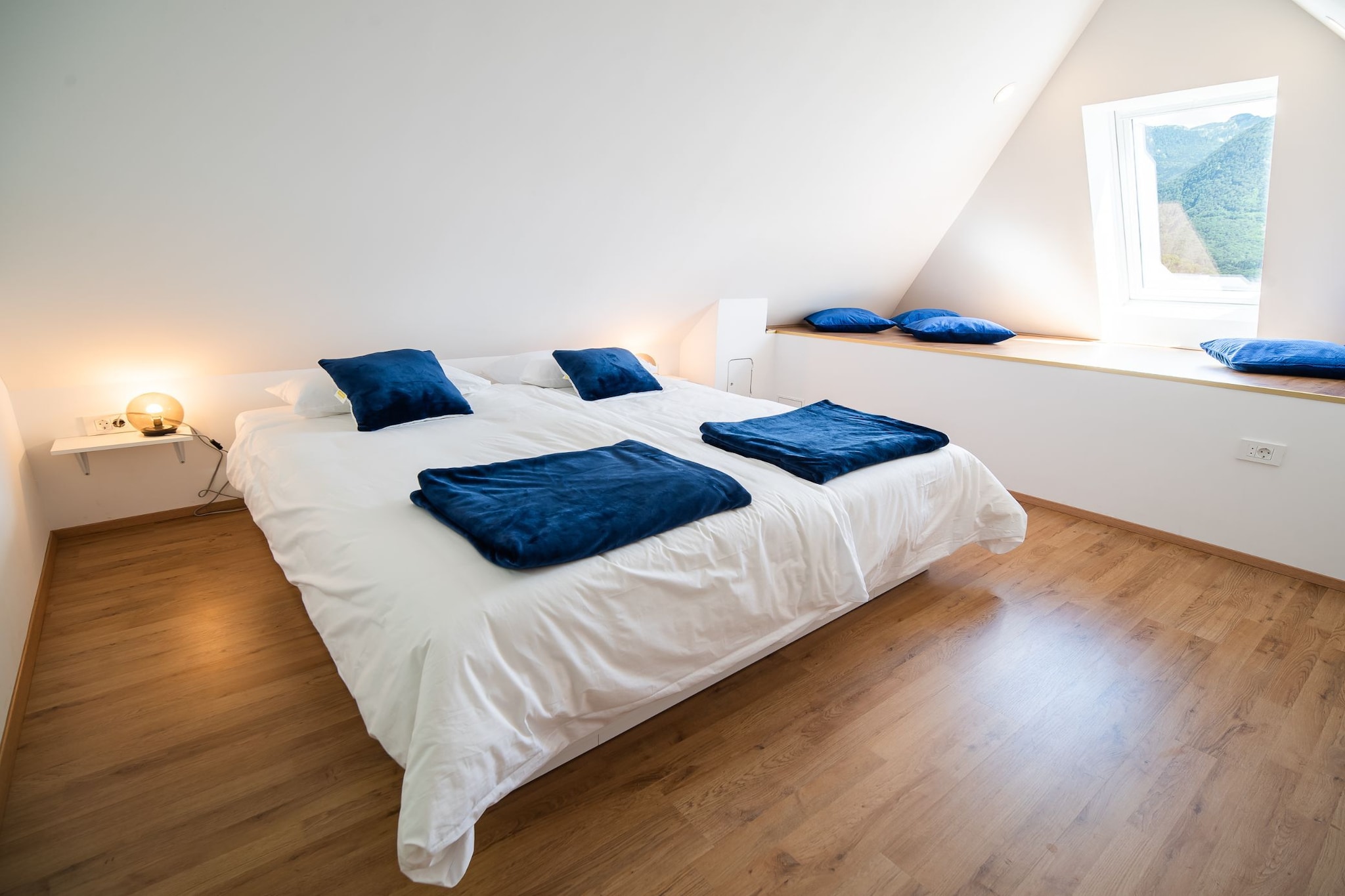 Mountain View Haven Apartments - One Bedroom Apartment  with Balcony-Chambre