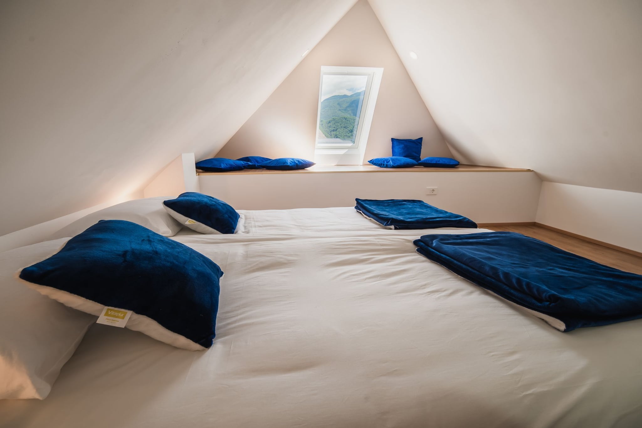 Mountain View Haven Apartments - One Bedroom Apartment  with Balcony-Chambre