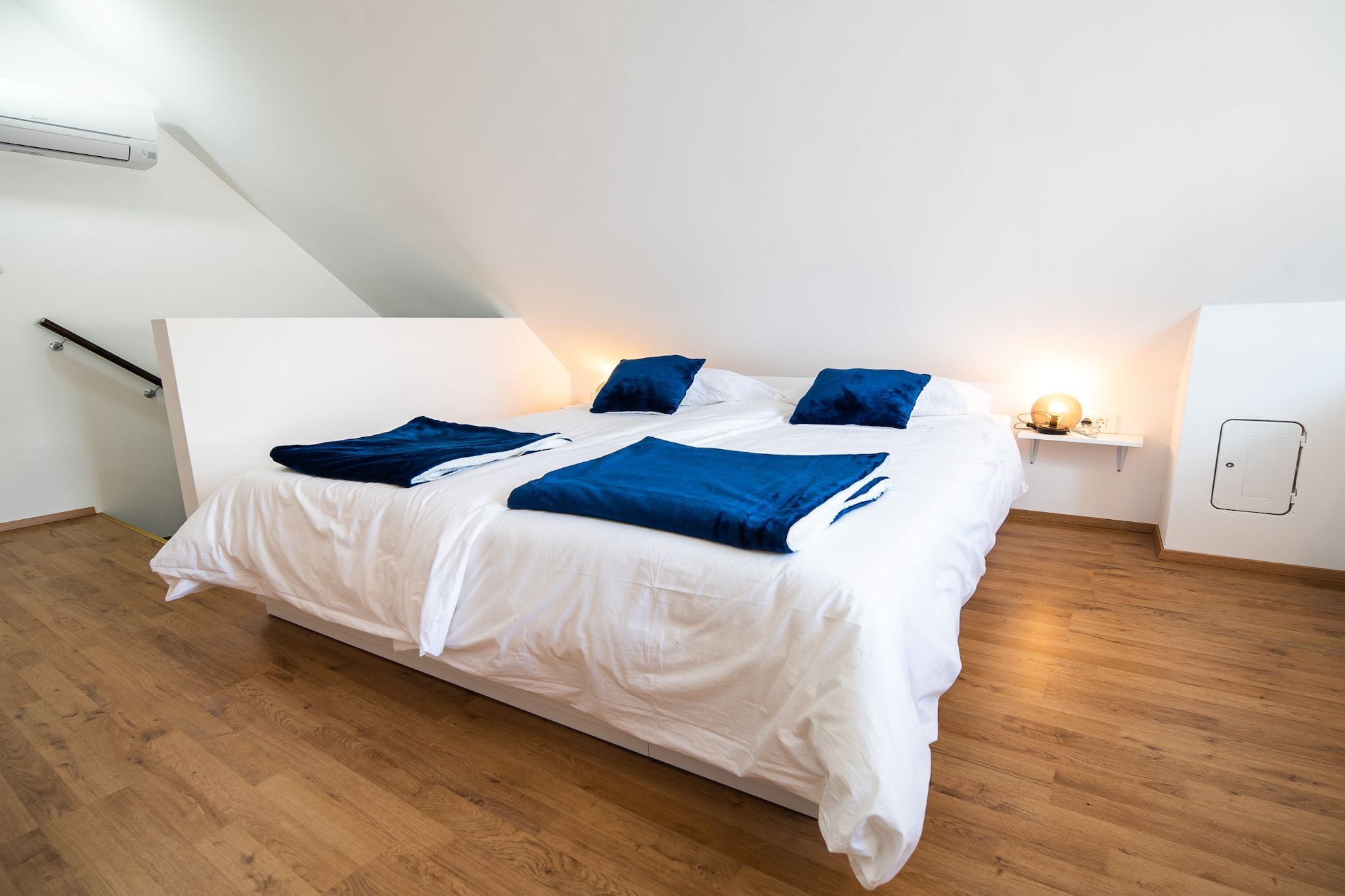Mountain View Haven Apartments - One Bedroom Apartment  with Balcony-Chambre