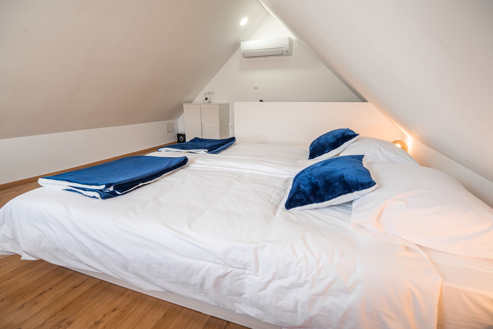 Mountain View Haven Apartments - One Bedroom Apartment  with Balcony-Chambre