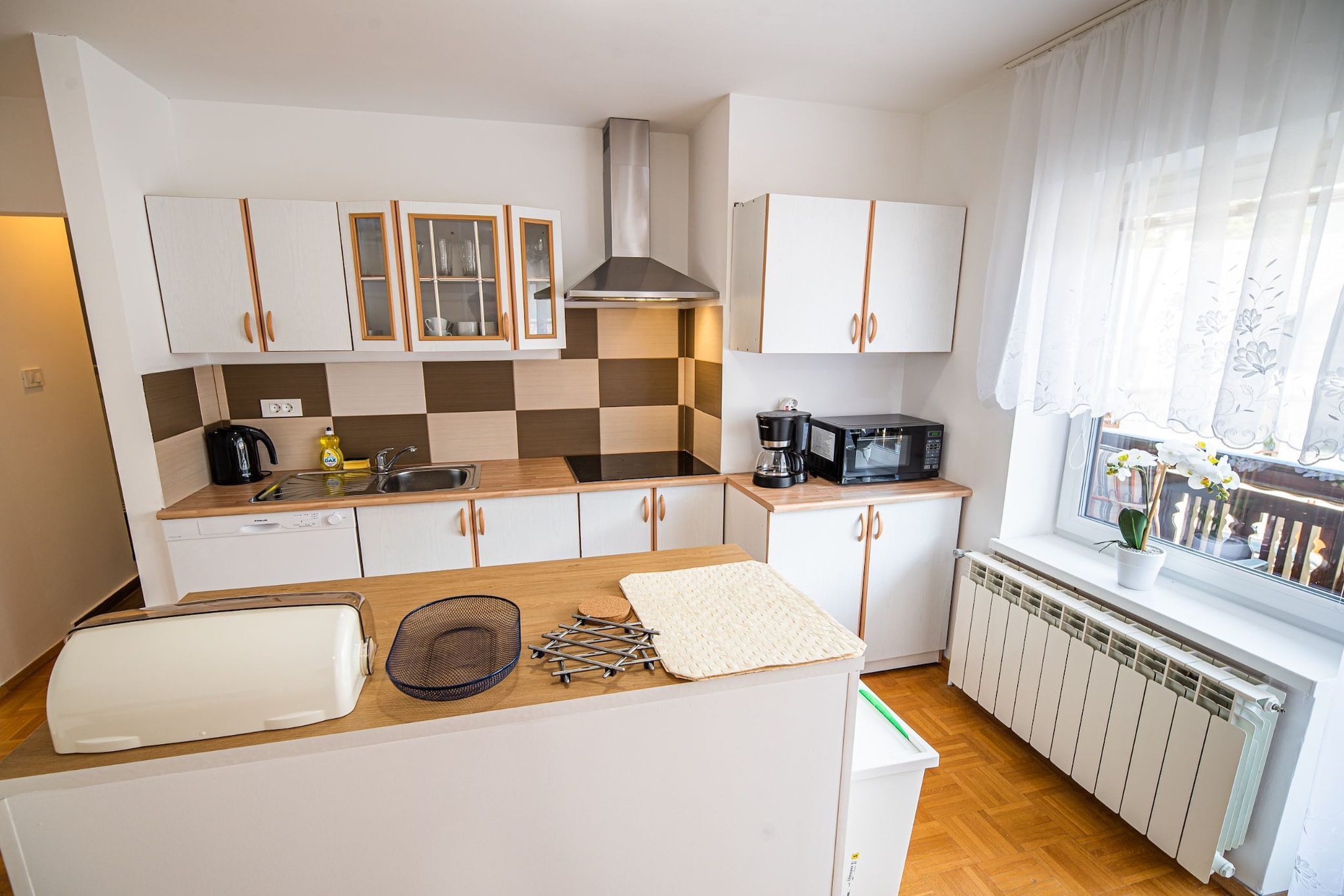 Mountain View Haven Apartments - One Bedroom Apartment  with Balcony-Cuisine