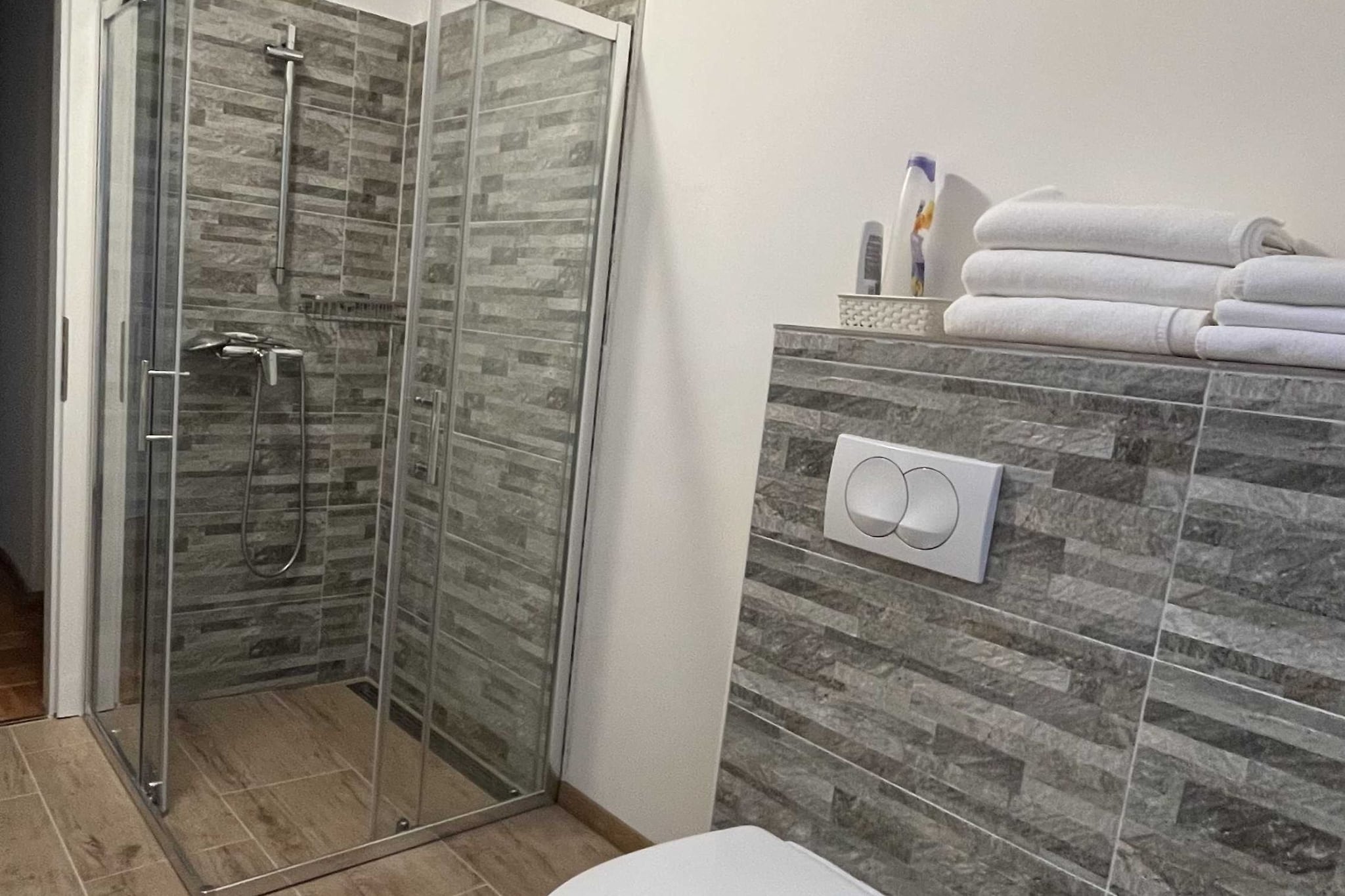 Mountain View Haven Apartments - One Bedroom Apartment-Salle de bain