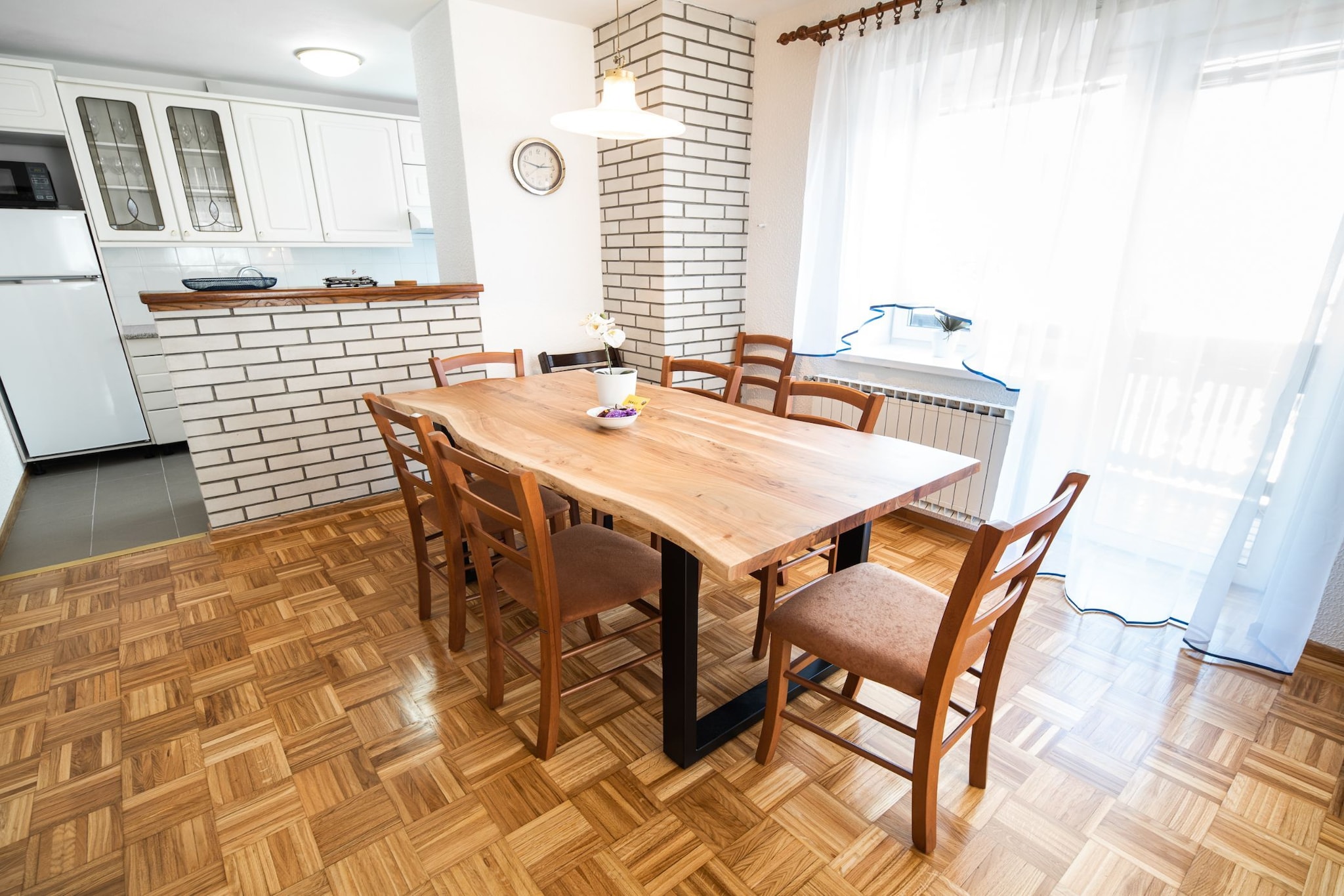 Mountain View Haven Apartments - Two Bedroom Apartment with Balcony-Salle à manger