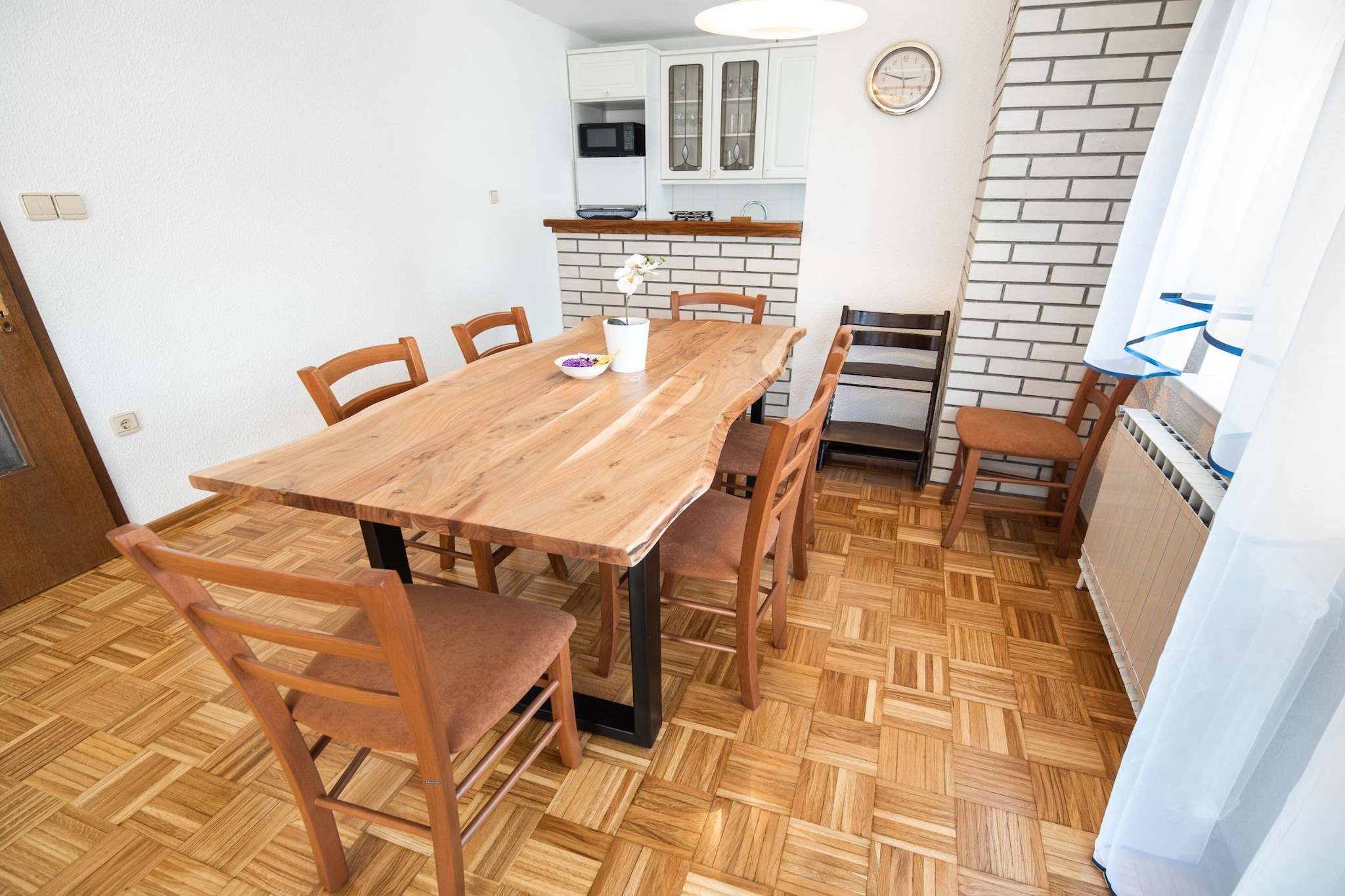 Mountain View Haven Apartments - Two Bedroom Apartment with Balcony-Salle à manger