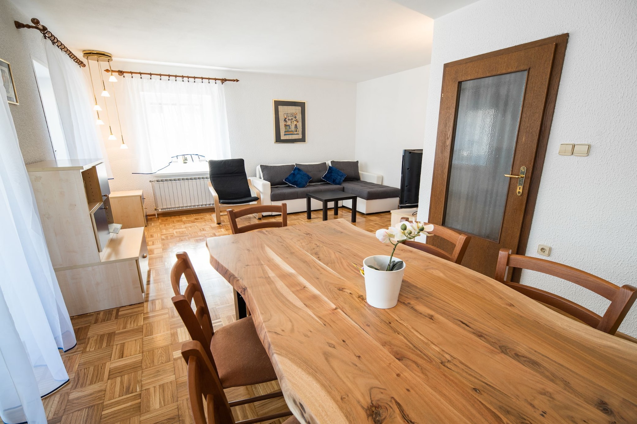 Mountain View Haven Apartments - Two Bedroom Apartment with Balcony-Salle à manger