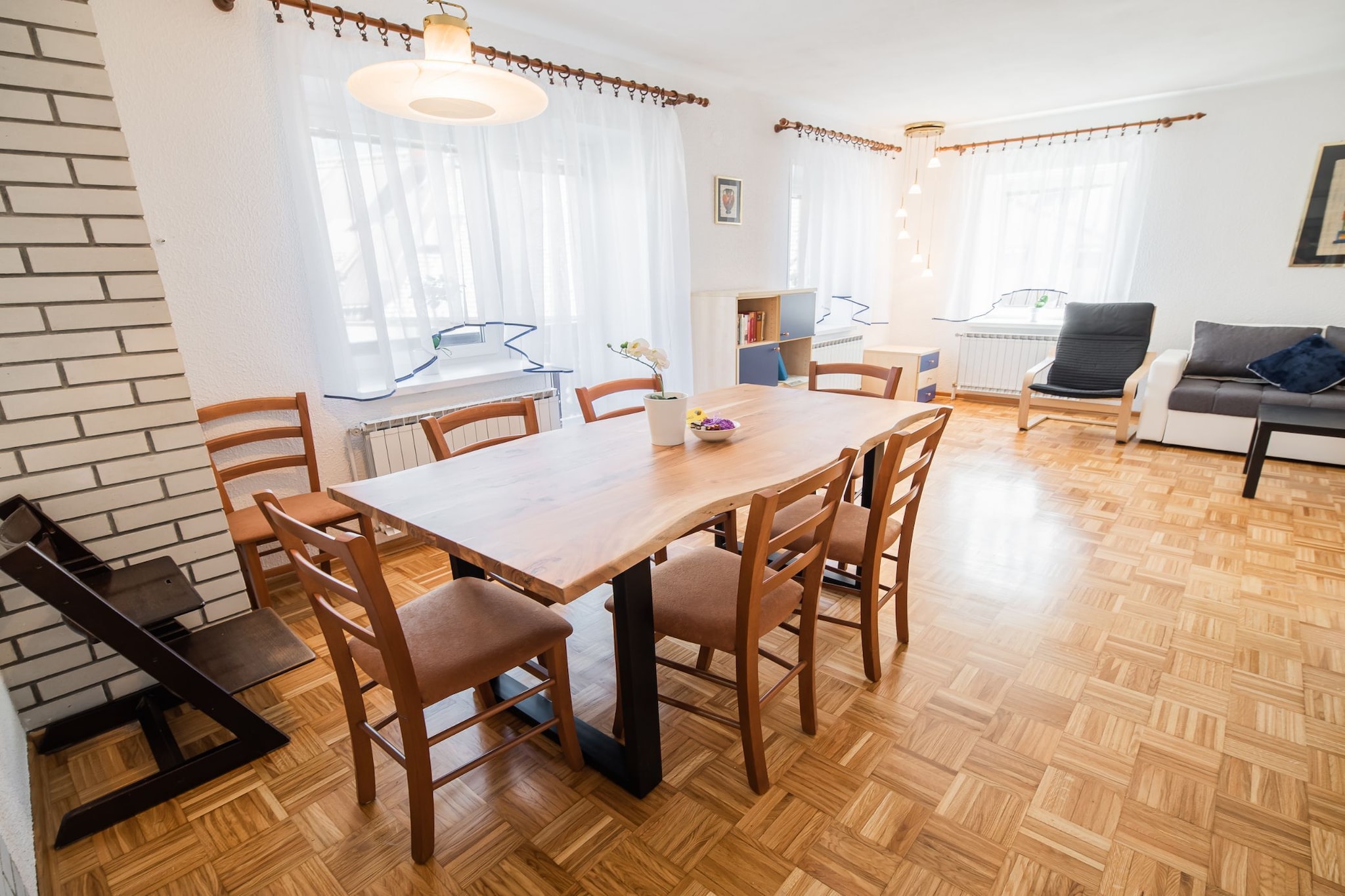 Mountain View Haven Apartments - Two Bedroom Apartment with Balcony-Salle à manger