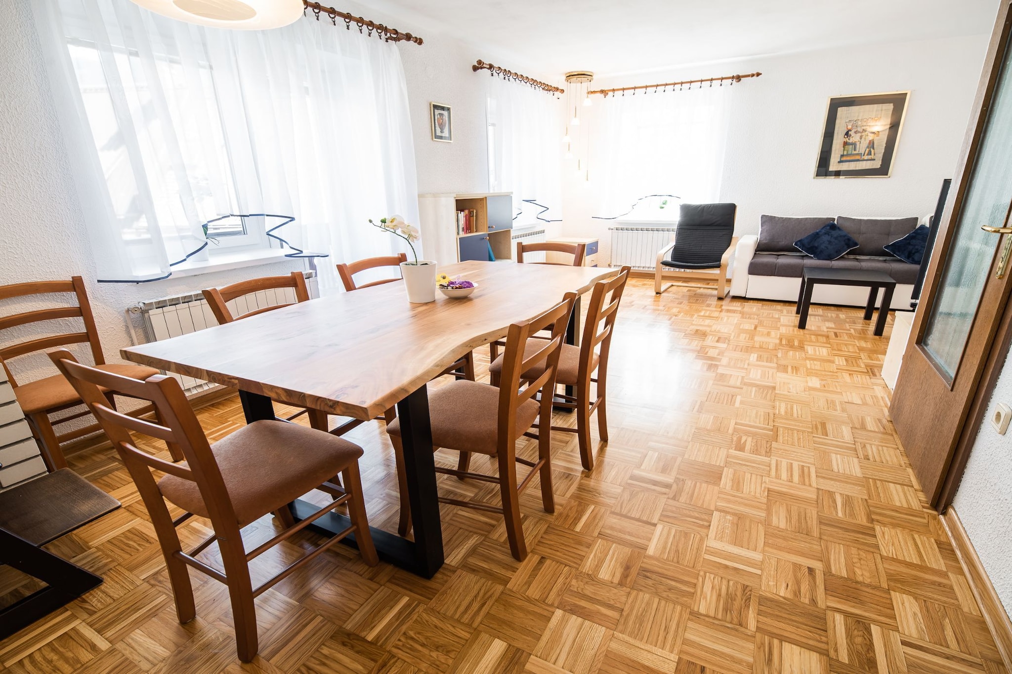 Mountain View Haven Apartments - Two Bedroom Apartment with Balcony-Salle à manger